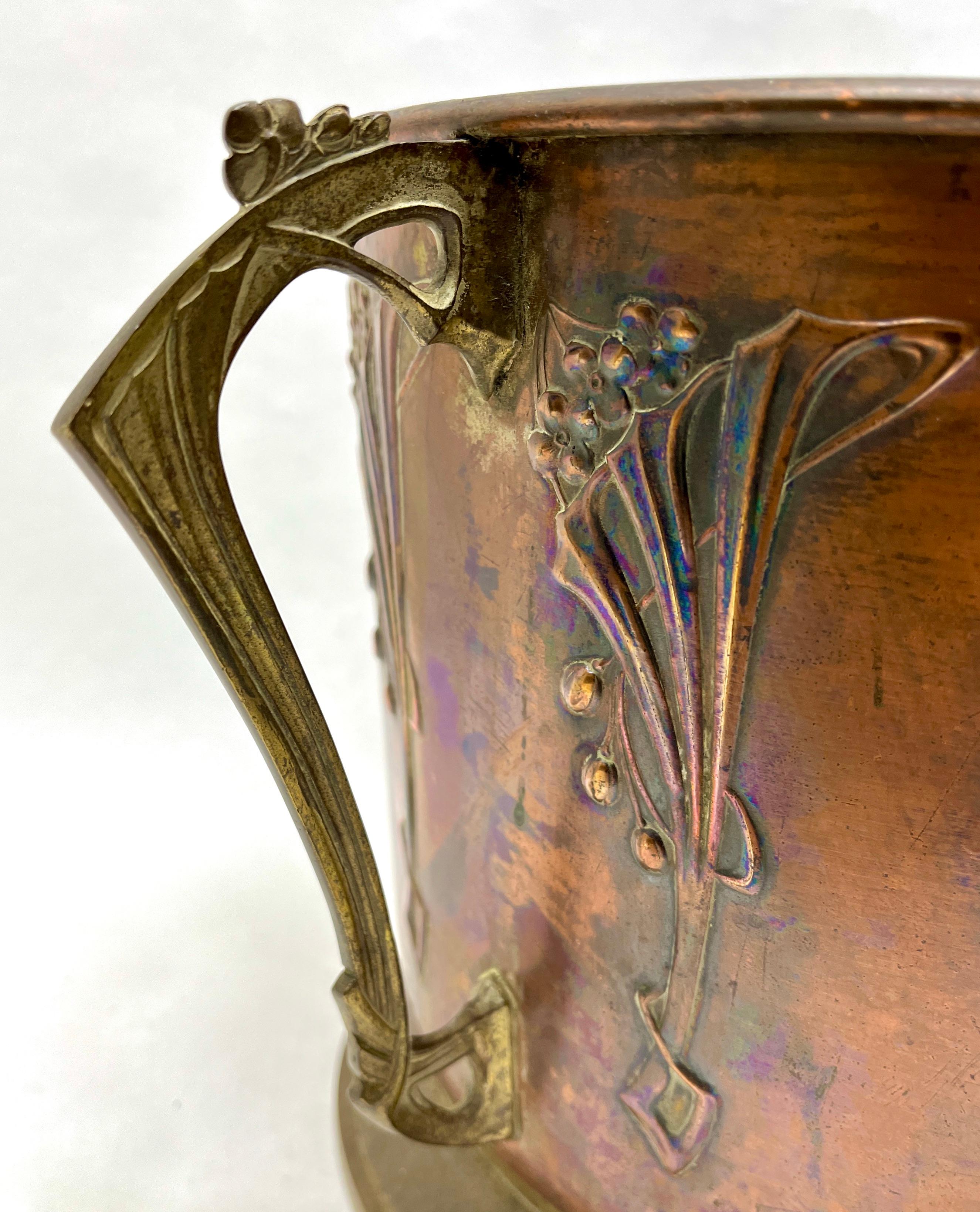 Pot à fleurs en laiton et cuivre de style WMF Art Nouveau avec leviers et détails organiques Bon état - En vente à Verviers, BE