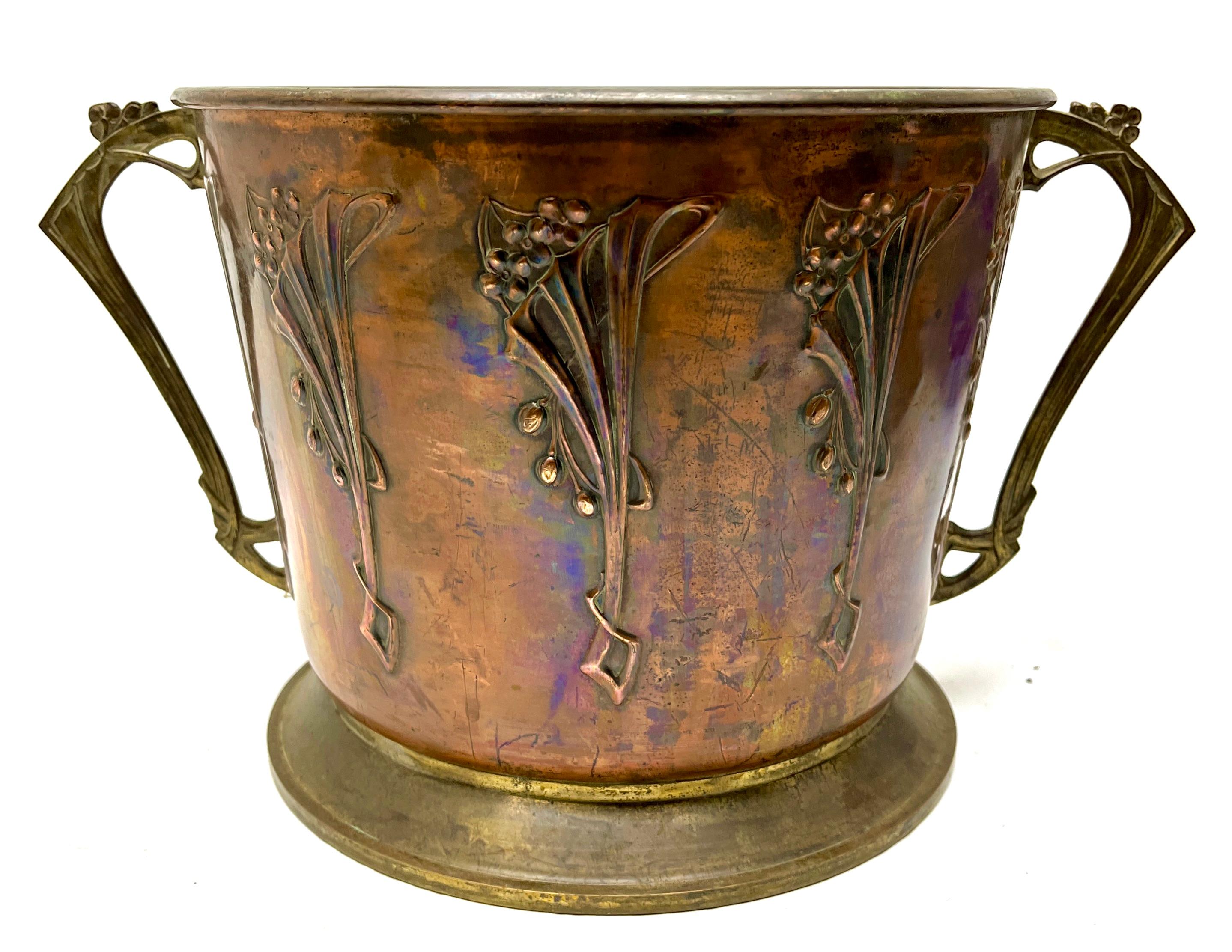 Début du 20ème siècle Pot à fleurs en laiton et cuivre de style WMF Art Nouveau avec leviers et détails organiques en vente