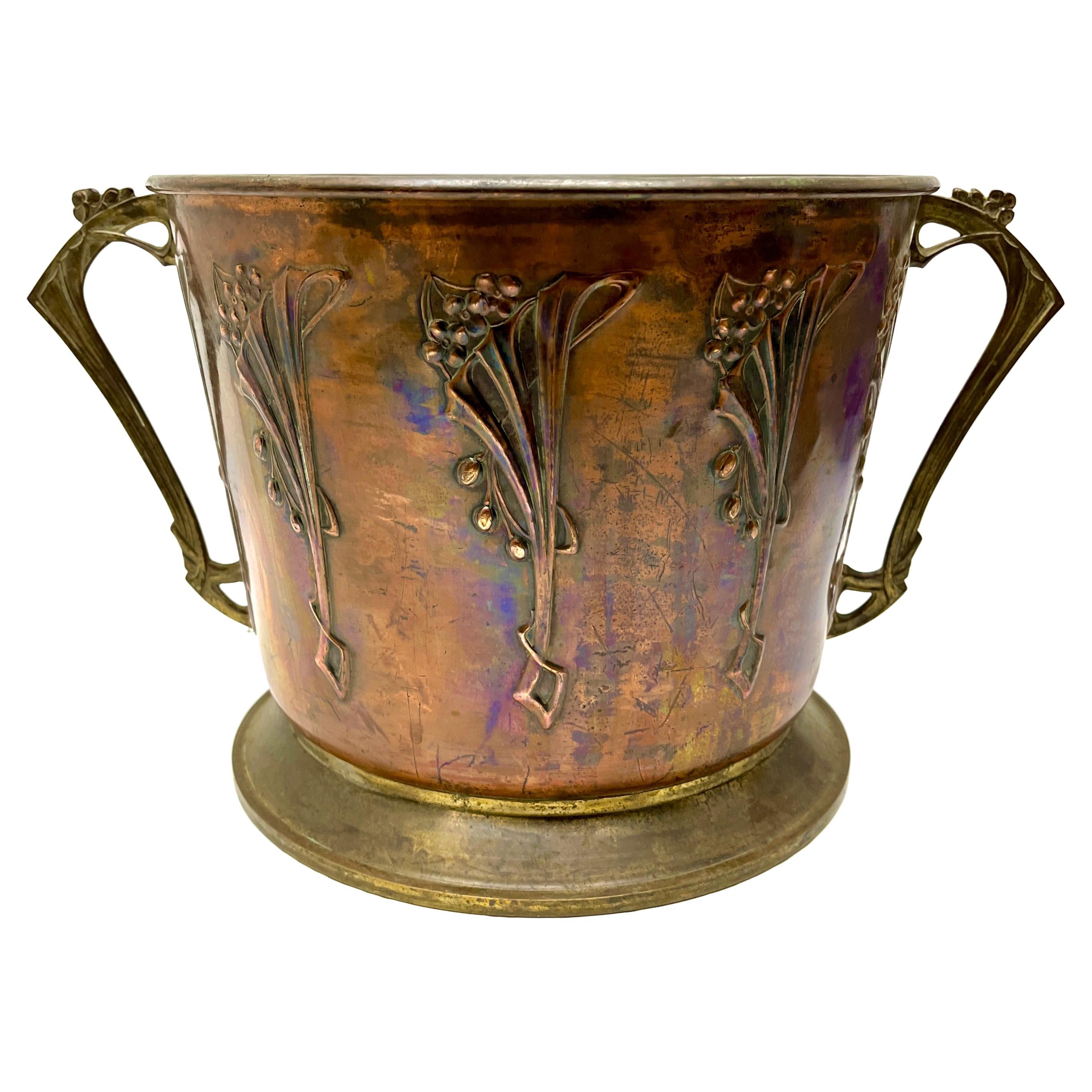 Pot à fleurs en laiton et cuivre de style WMF Art Nouveau avec leviers et détails organiques