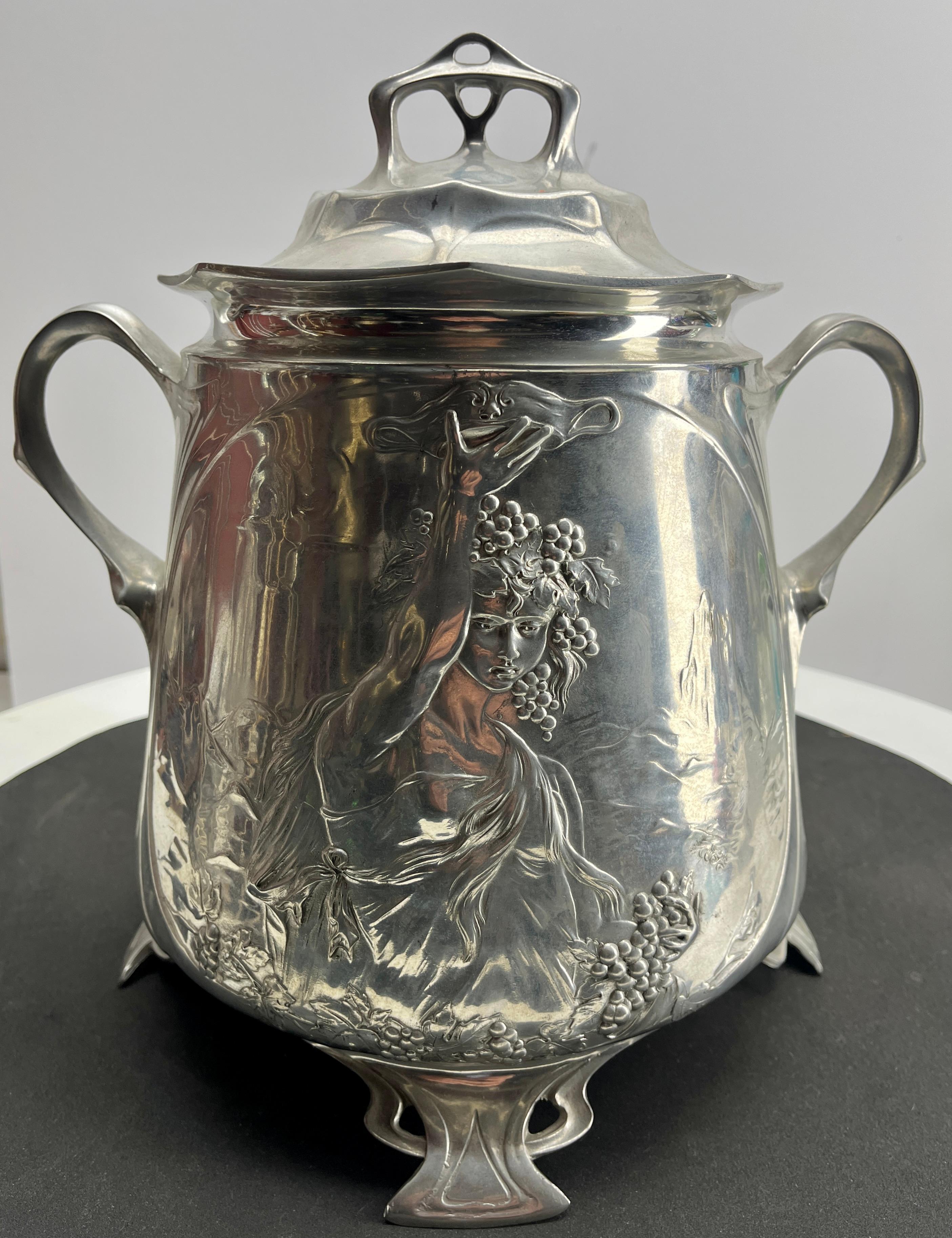 Style WMF Punch Bowl Art Nouveau Étain avec leviers et détails organiques
Étain avec détails de style organique

Patine d'origine sur toutes les pièces.
Nous préférons vendre nos objets en état 