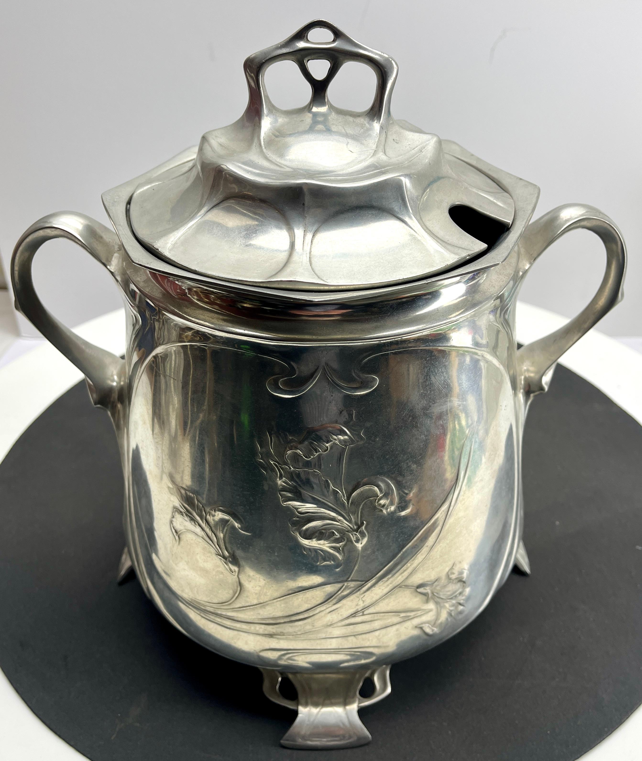 Art nouveau Style WMF Punch Bowl Art Nouveau Étain avec leviers et détails organiques en vente