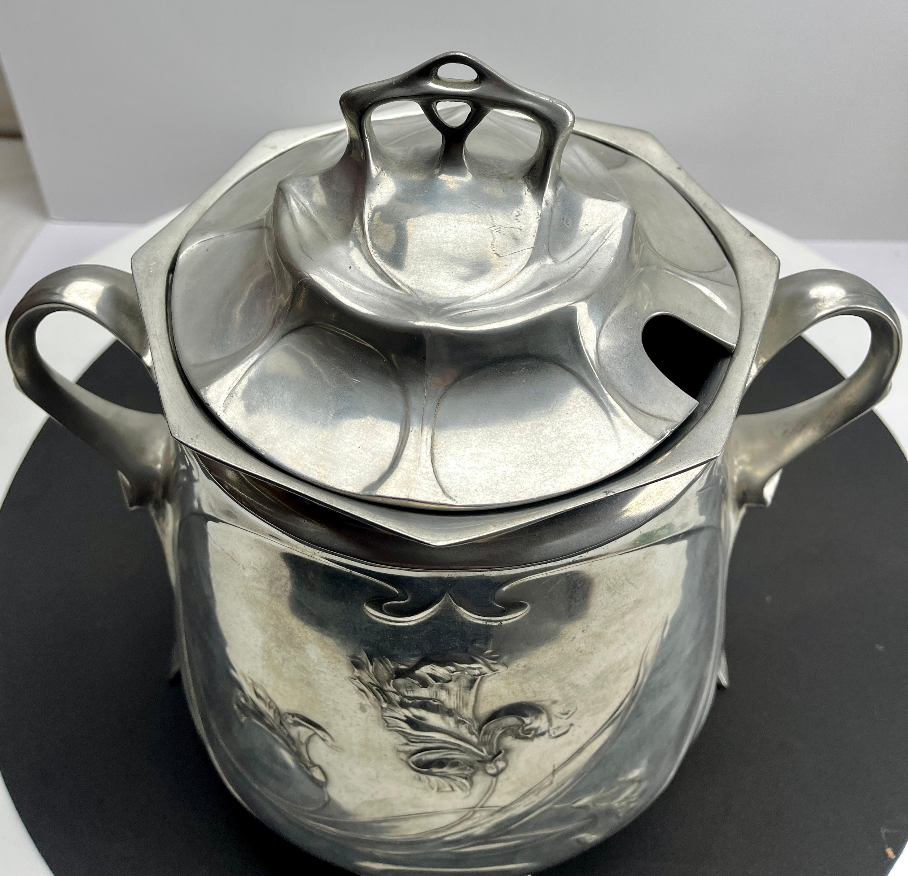 Allemand Style WMF Punch Bowl Art Nouveau Étain avec leviers et détails organiques en vente