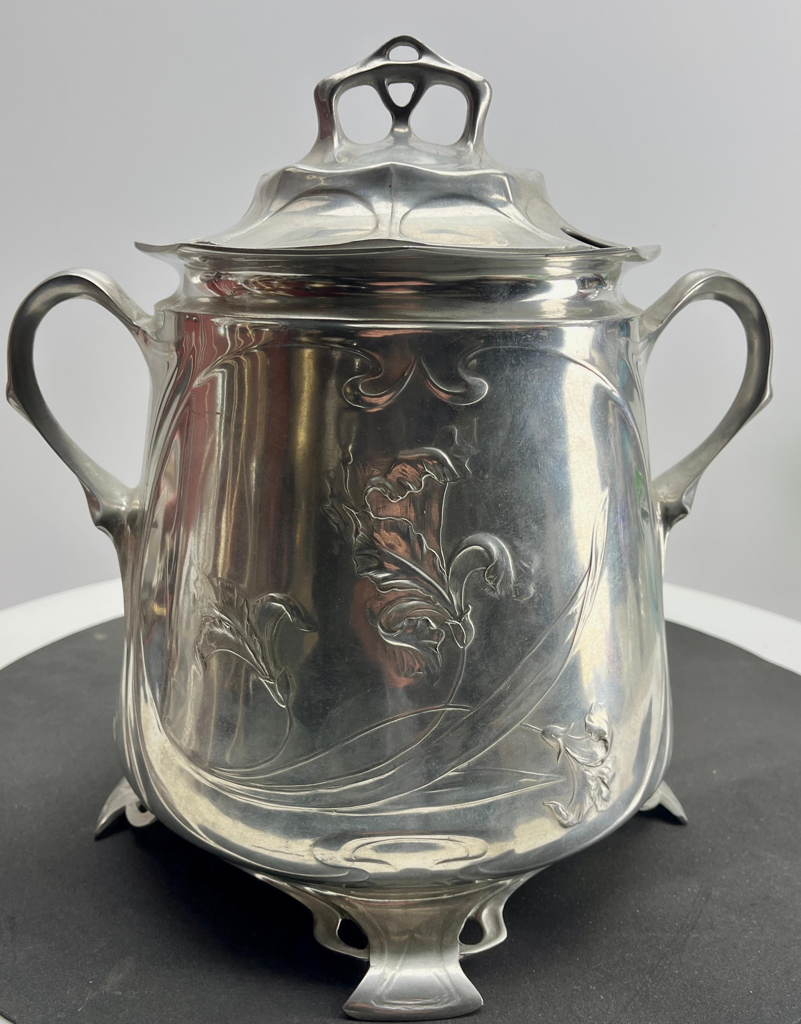 Style WMF Punch Bowl Art Nouveau Étain avec leviers et détails organiques Bon état - En vente à Verviers, BE