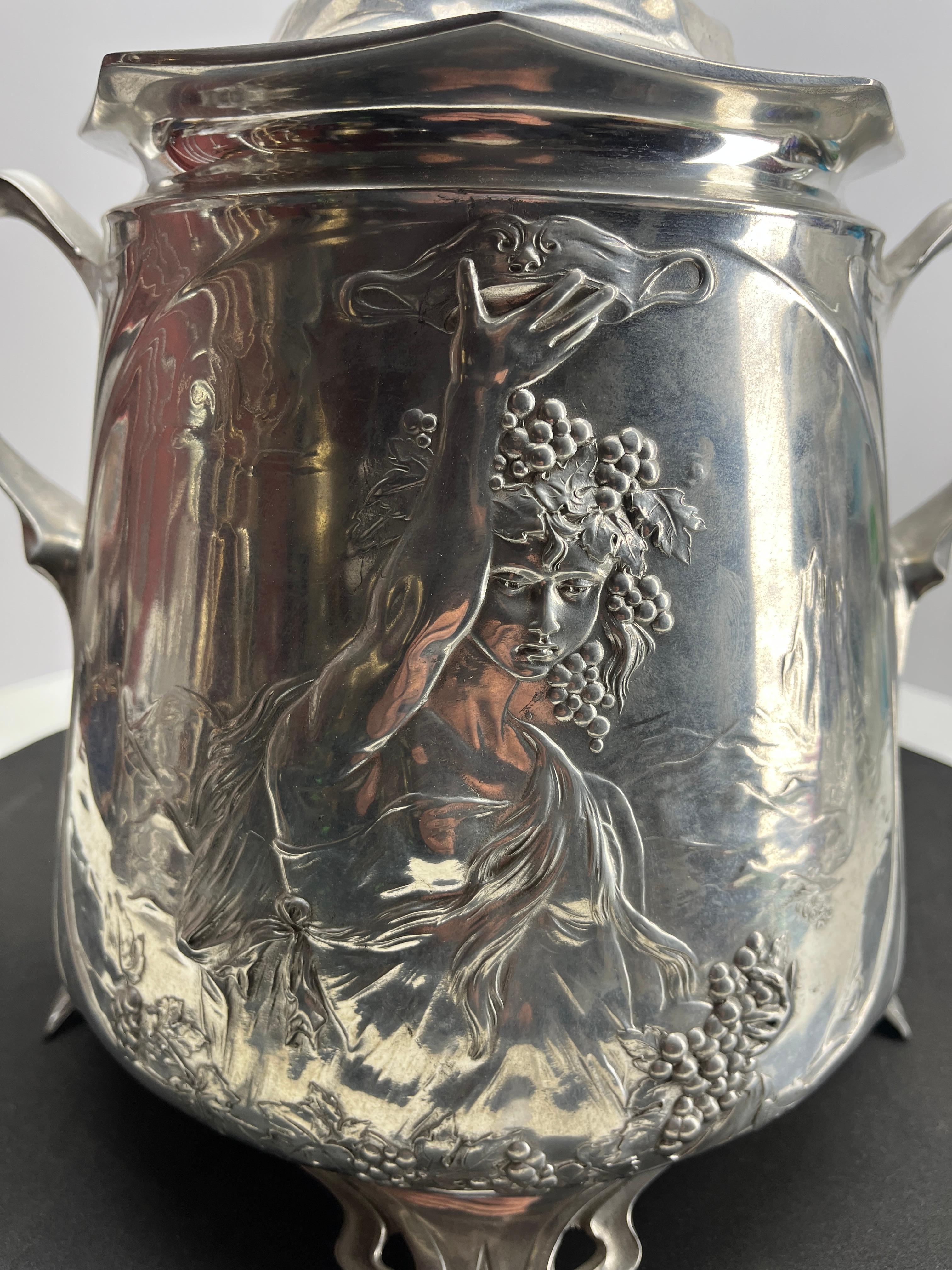 Milieu du XXe siècle Style WMF Punch Bowl Art Nouveau Étain avec leviers et détails organiques en vente