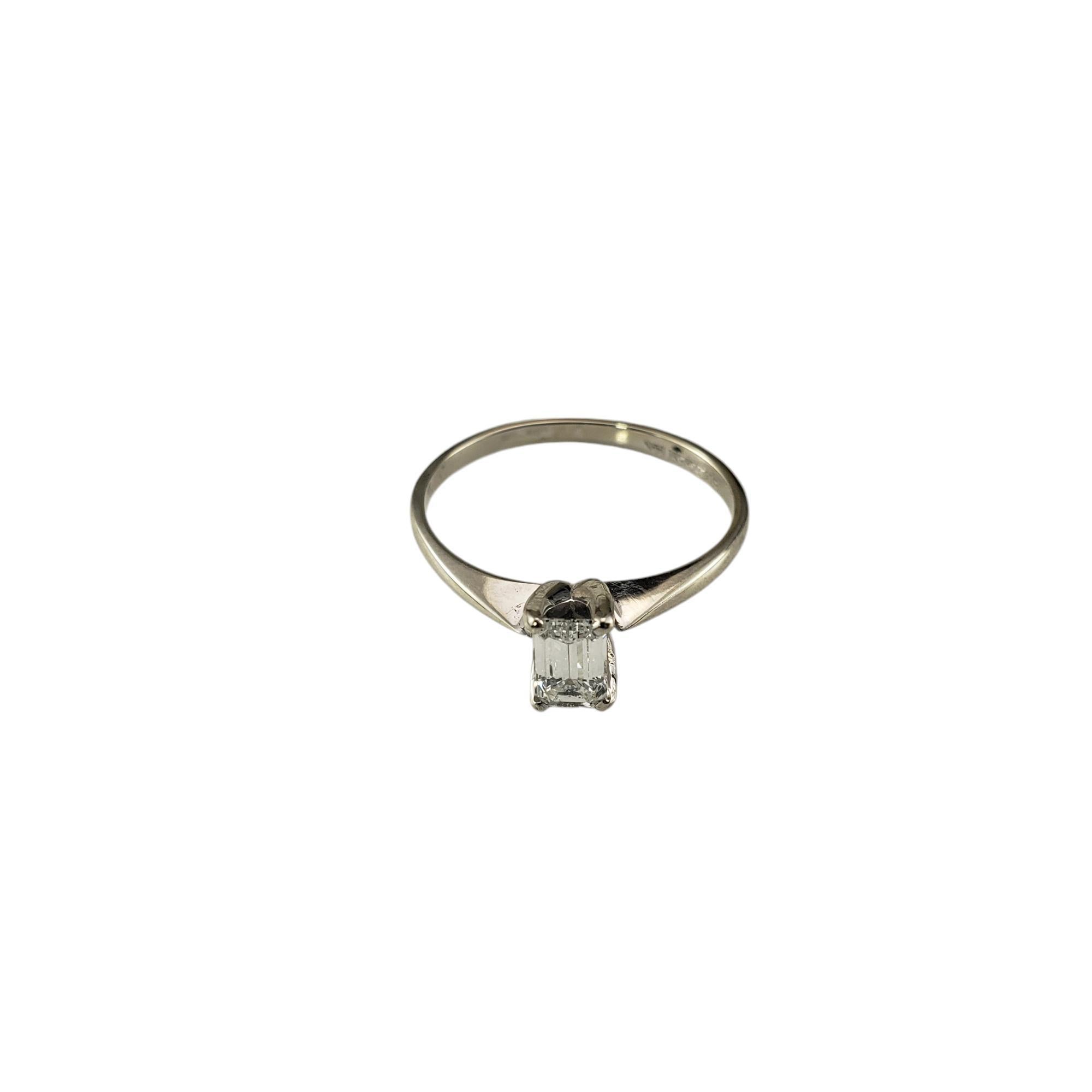 14 Karat White Gold Diamond Engagement Ring Size 7

This sparkling engagement ring features one emerald cut diamond (5.3 mm x 4.4 mm) set in classic 14K white gold. 

 Shank: 1.6 mm.

Approximate total diamond weight:  .30 ct.

Diamond