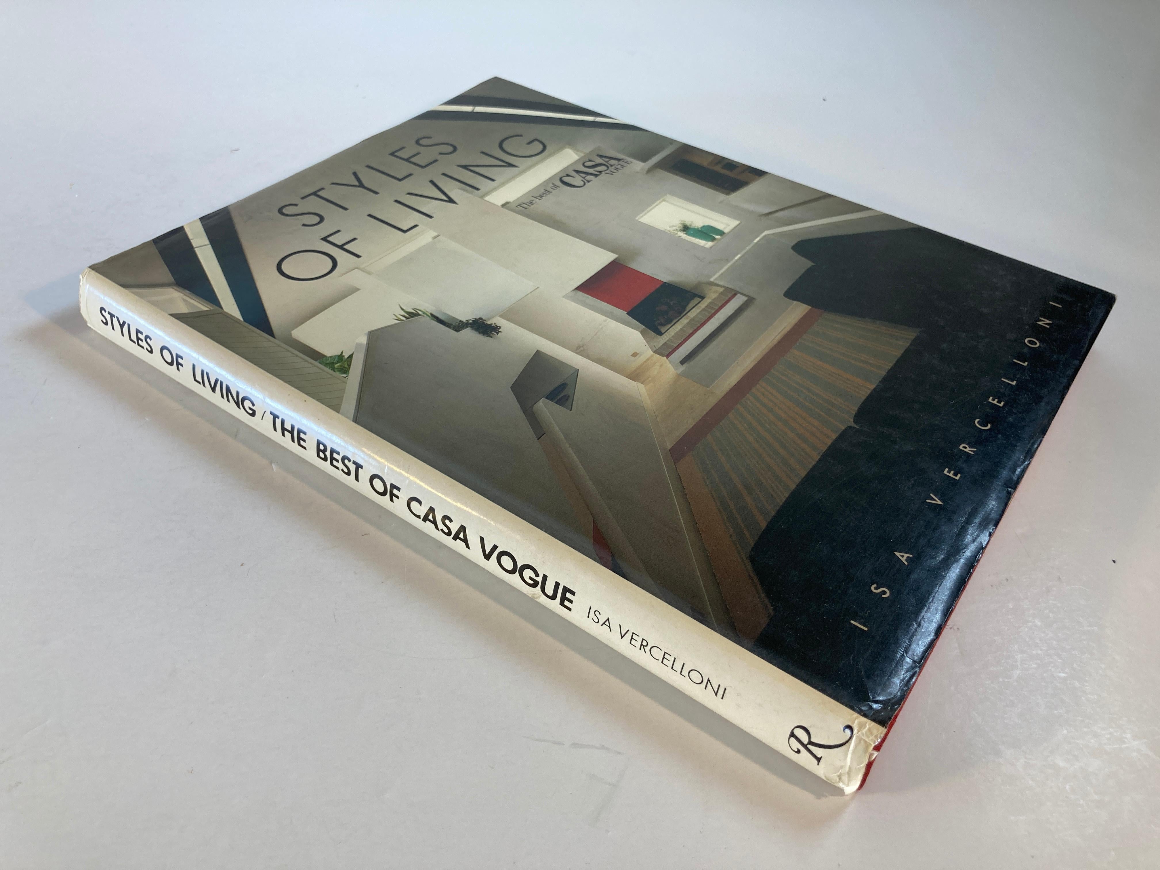 Styles of Living : The Best of Casa Vogue, livre relié de table à café.
par Isa Vercelloni
New York : Rizzoli, 1985.
Il s'agit d'un recueil de maisons fabuleuses, présentant sans honte le style de vie des personnes très riches et très