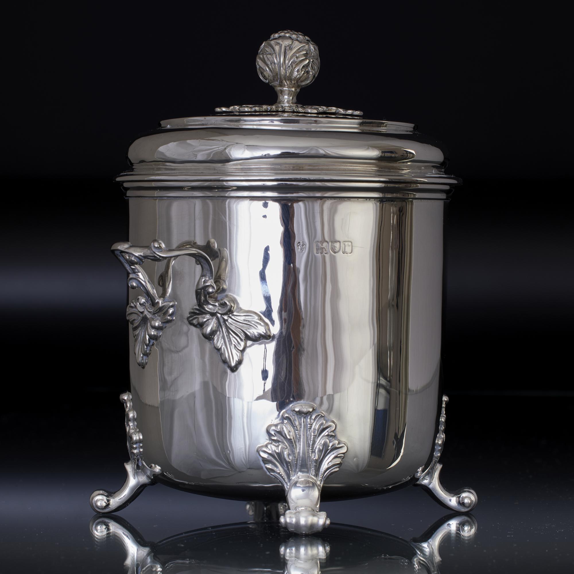 Caja cilíndrica antigua de plata de dos asas y tapa Art Decó en venta