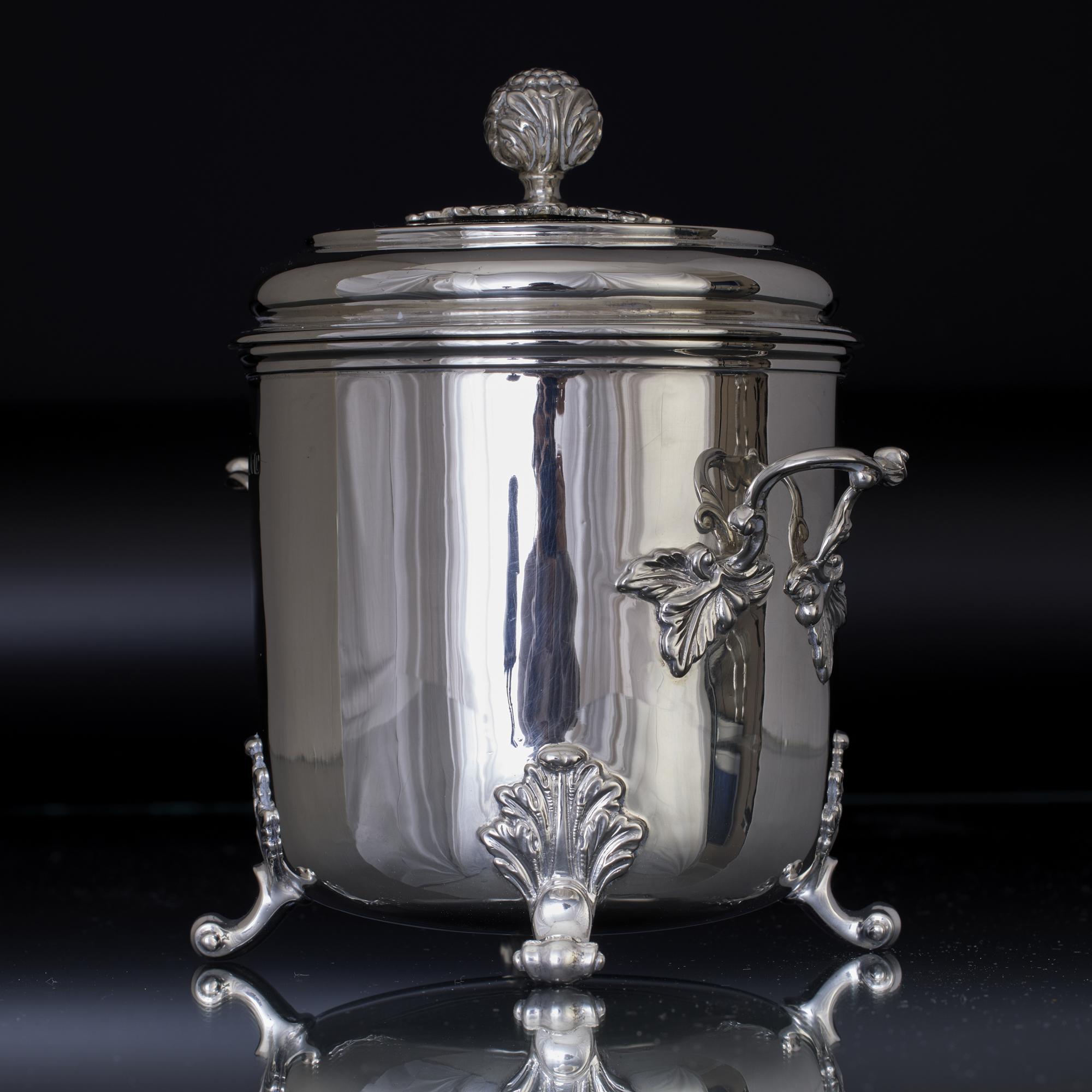Caja cilíndrica antigua de plata de dos asas y tapa Británico en venta