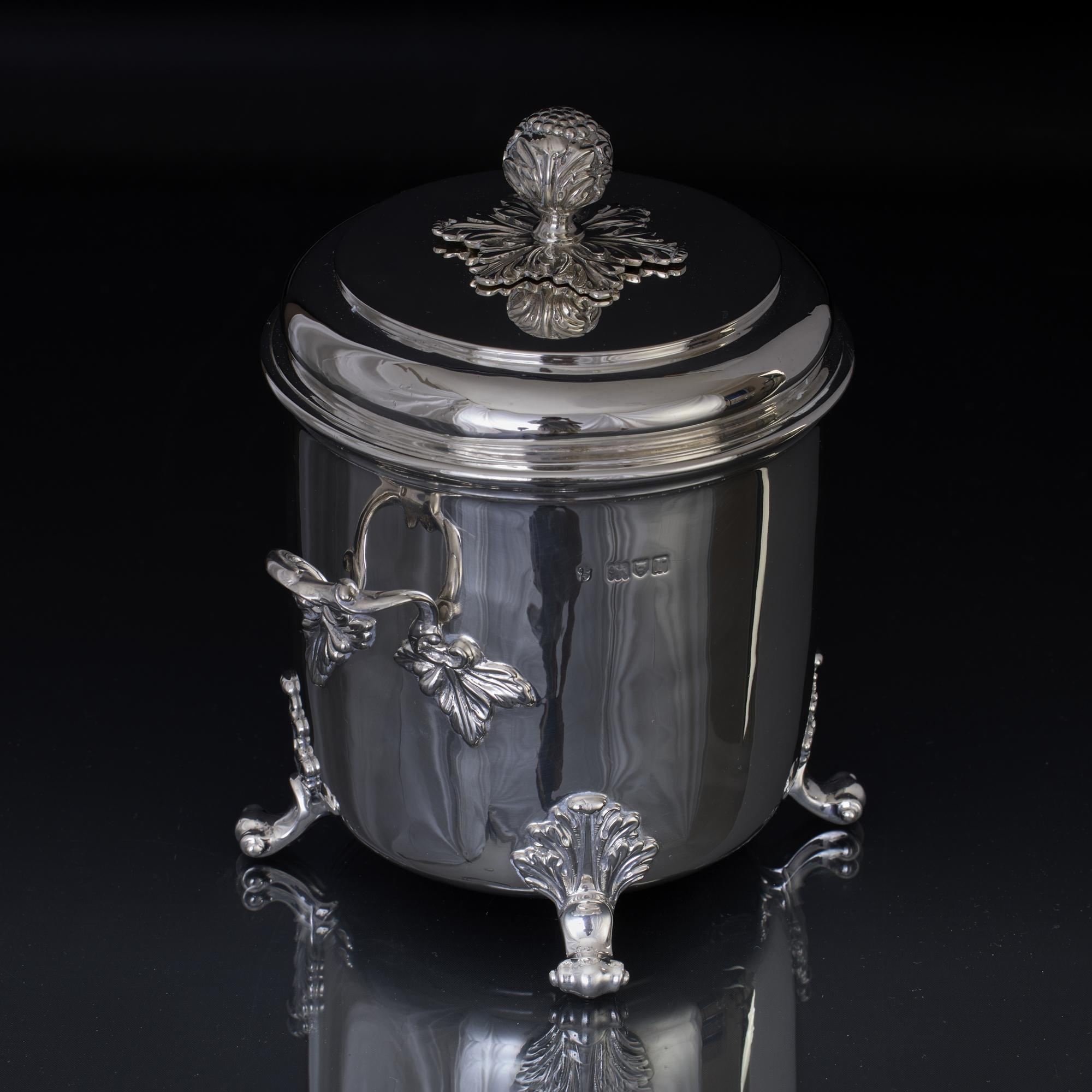 Caja cilíndrica antigua de plata de dos asas y tapa en Bueno estado para la venta en London, GB