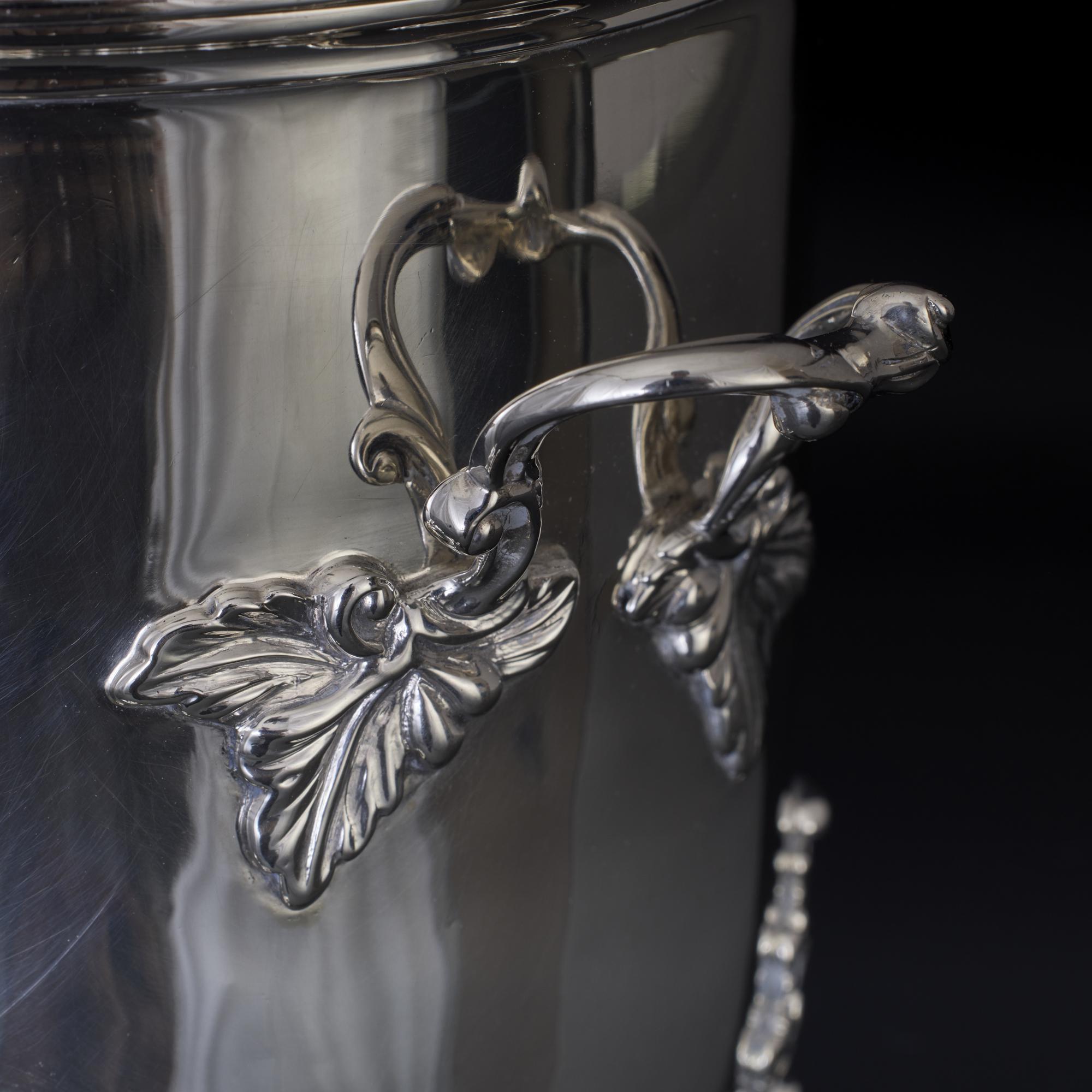 Antike zylindrische Silberschachtel und Deckel aus Silber mit zwei Henkeln im Angebot 1