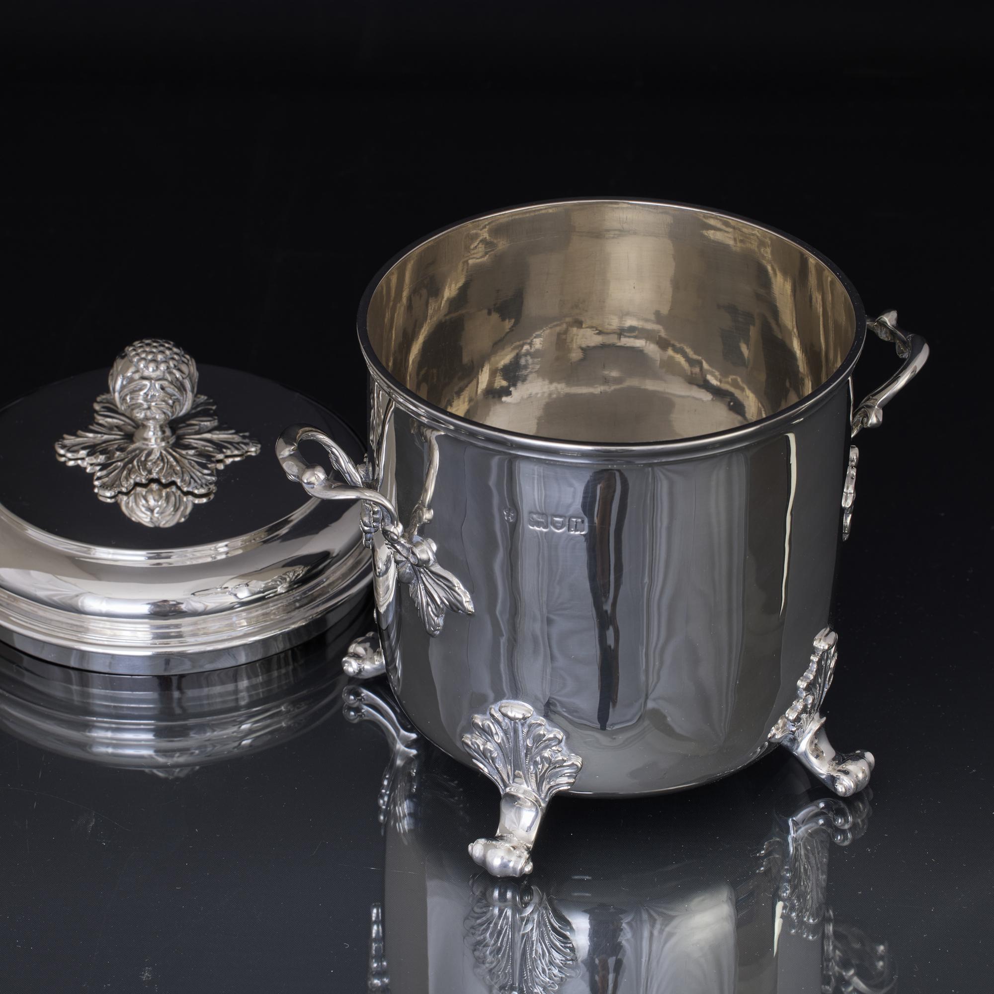 Antike zylindrische Silberschachtel und Deckel aus Silber mit zwei Henkeln im Angebot 2