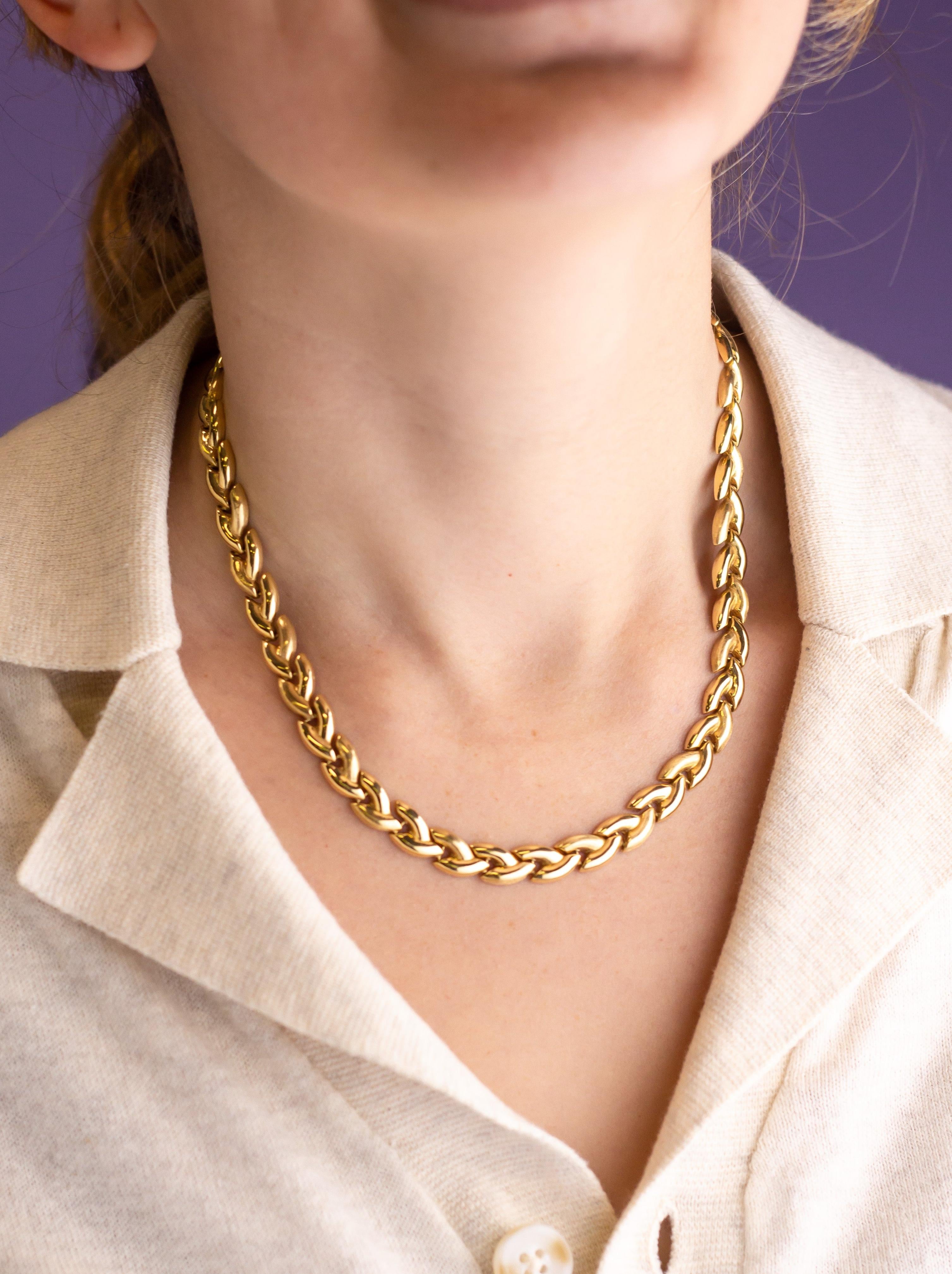 Dieses Goldcollier hat die Form eines stilisierten Lorbeerkranzes und verweist auf das antike griechische Design. Das Stück ist aus 18 Karat Gelbgold gefertigt und sieht durch seine hohle Konstruktion nicht nur groß aus, sondern vermittelt auch den