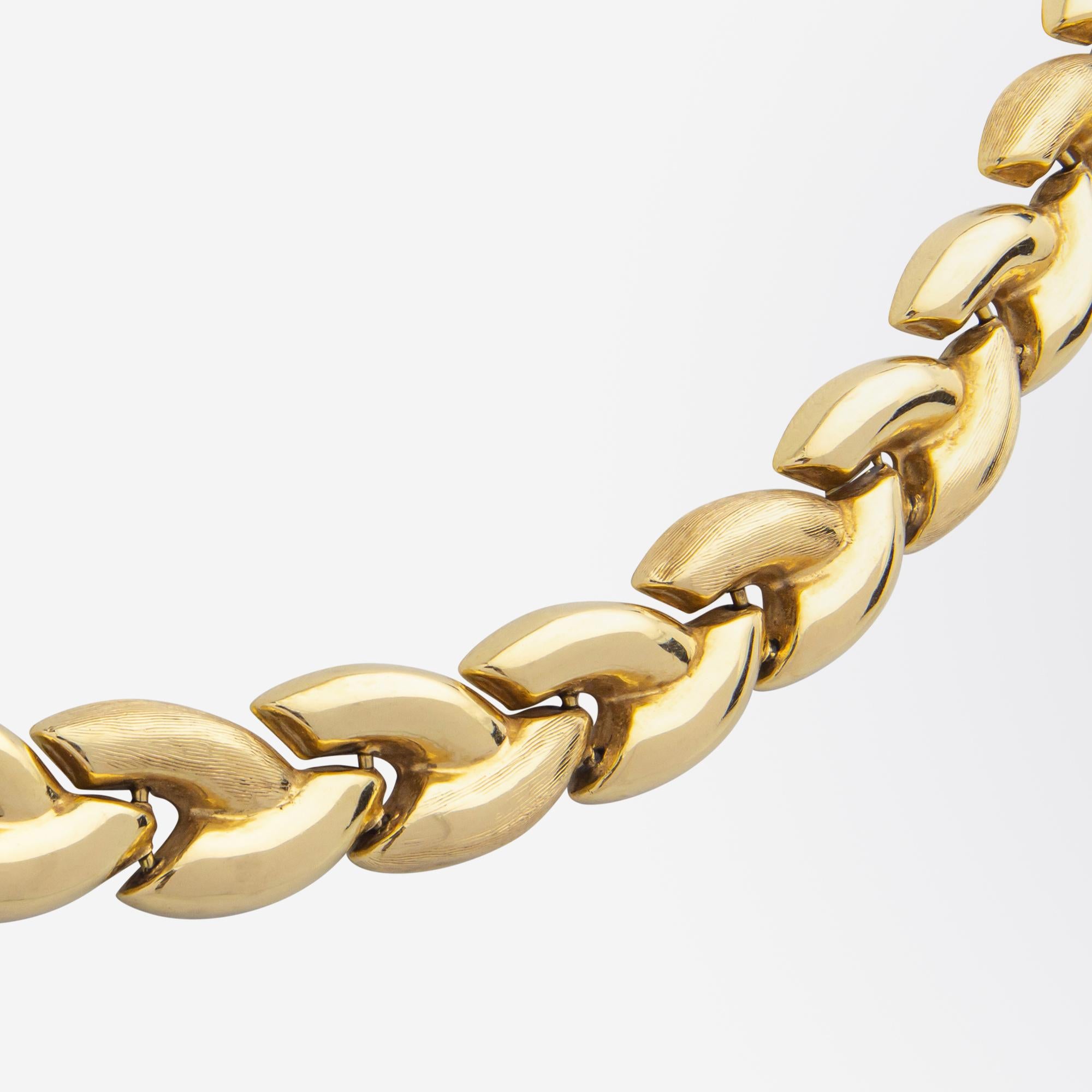 Halskette mit geschliffenem Lorbeerblatt aus 18 Karat Gelbgold im Zustand „Gut“ in Brisbane City, QLD