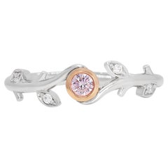 Élégante bague en platine avec diamant de conception rose 0,13 carat