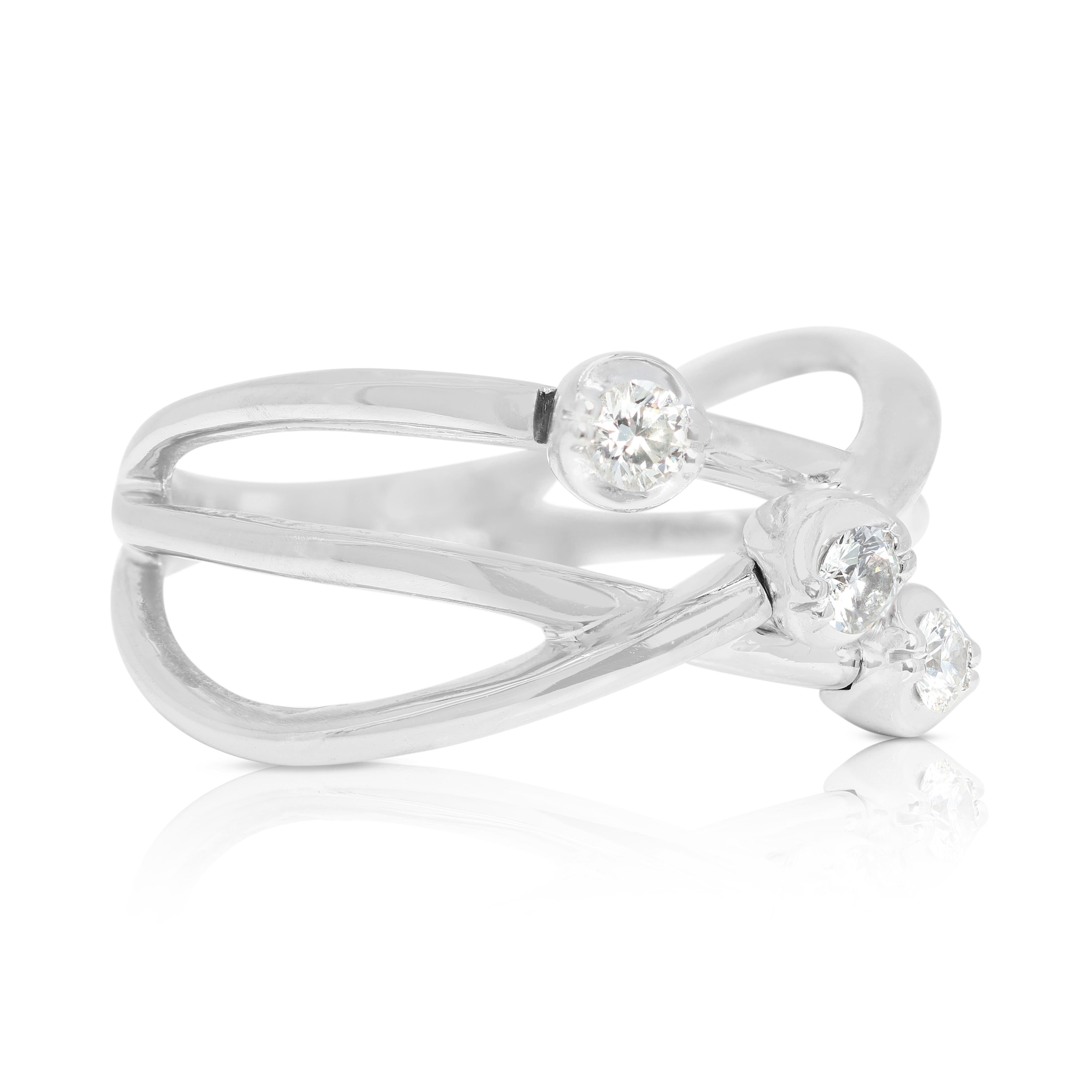 Stilvoller 0,20 Karat 3-Stein-Diamantring mit rundem Brillanten aus Platin (Rundschliff) im Angebot