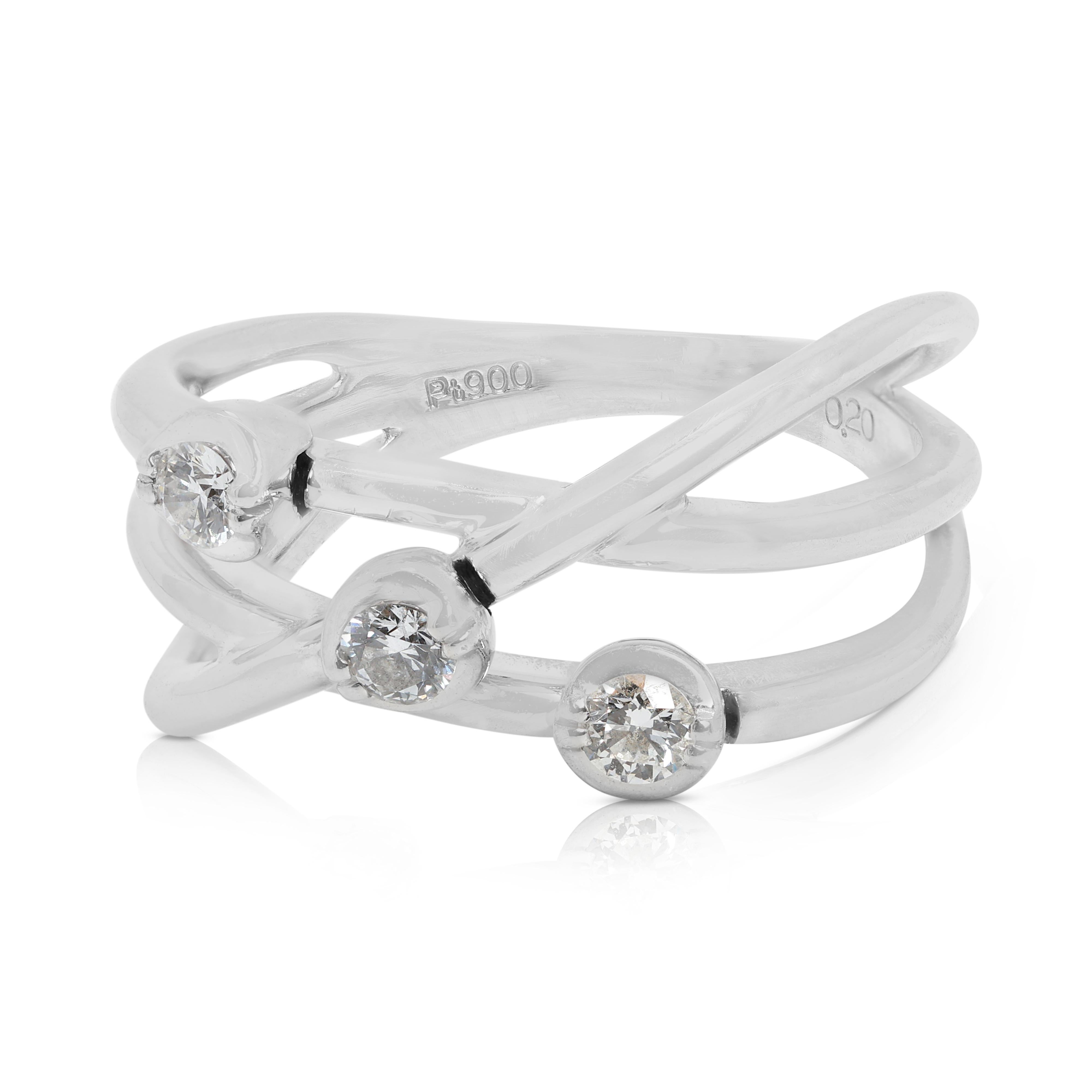 Stilvoller 0,20 Karat 3-Stein-Diamantring mit rundem Brillanten aus Platin im Zustand „Hervorragend“ im Angebot in רמת גן, IL