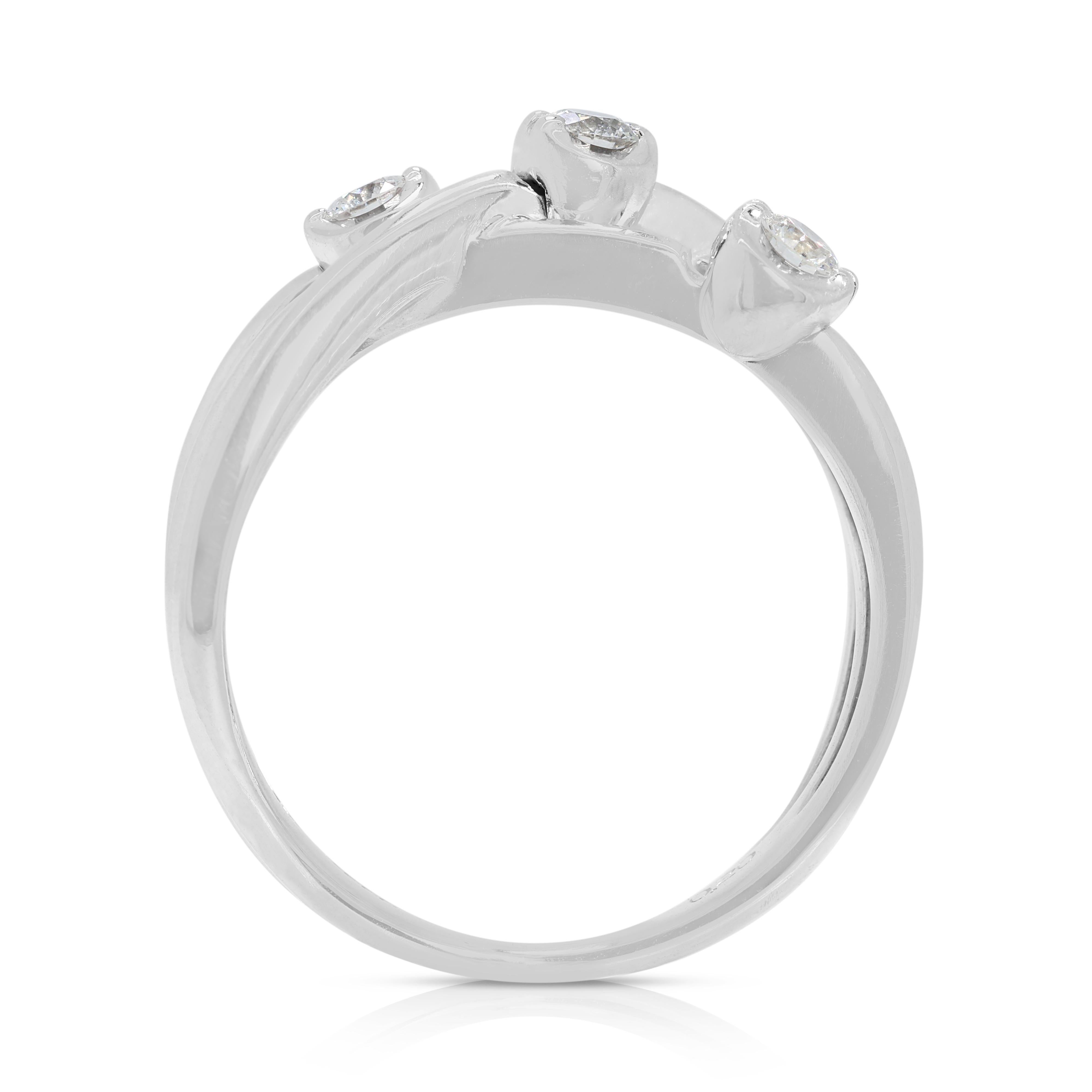 Stilvoller 0,20 Karat 3-Stein-Diamantring mit rundem Brillanten aus Platin im Angebot 2