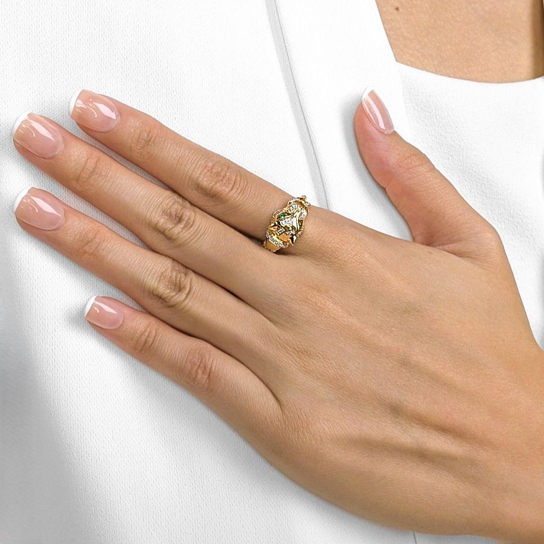 Desata una audaz elegancia con este feroz anillo, elaborado en radiante oro amarillo de 18 quilates y diseñado con la llamativa forma de la cabeza de una pantera. Su mirada penetrante cobra vida gracias a dos esmeraldas brillantes redondas (0,02 ct