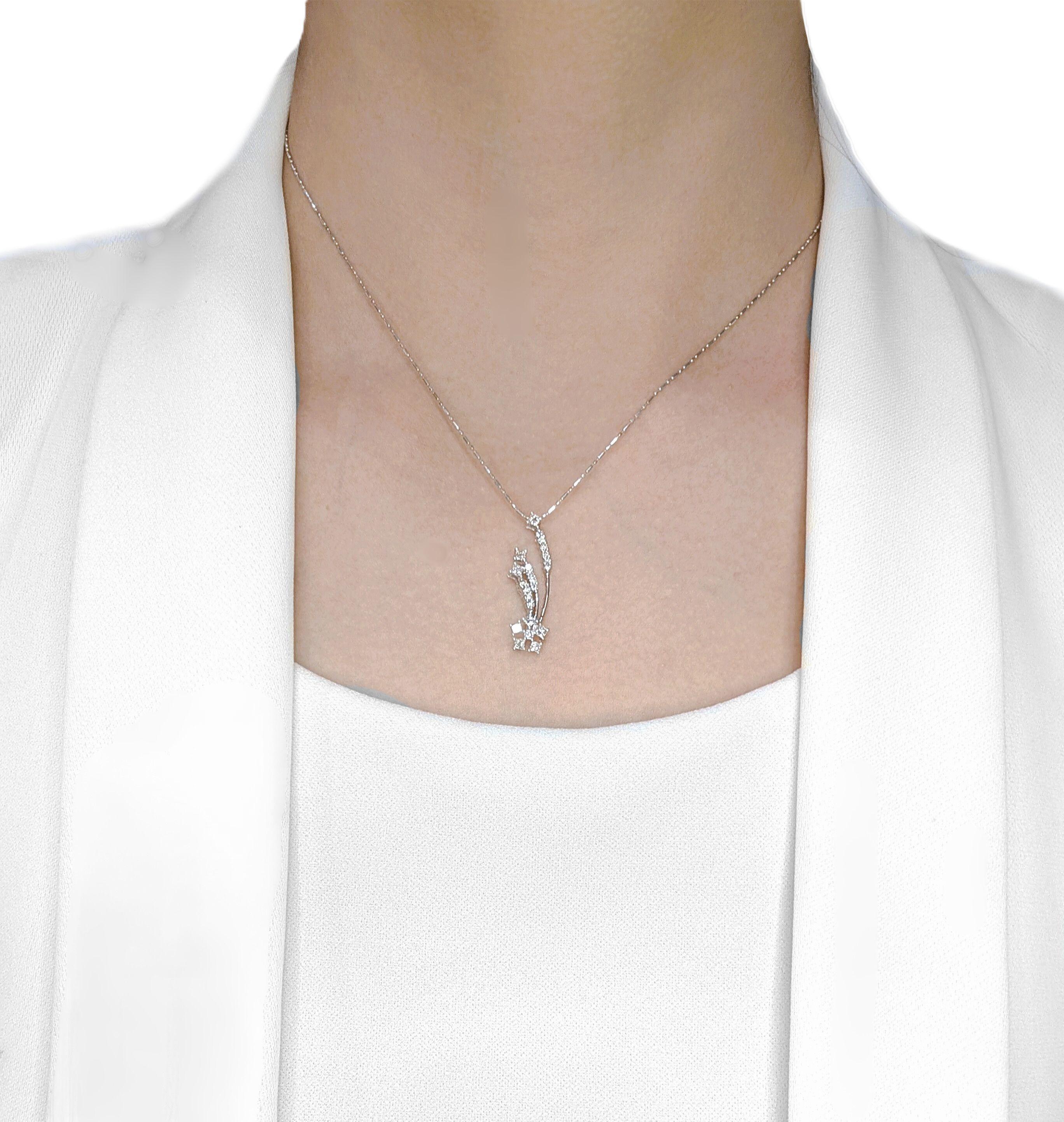 Immagina un ciondolo che attiri l'attenzione, un mix di angoli acuti e scintille brillanti. Questo nuovo pendente in oro bianco 18 carati sfoggia otto diamanti taglio principessa, per un totale di 0,36 carati, con un colore F-G e una purezza VS che