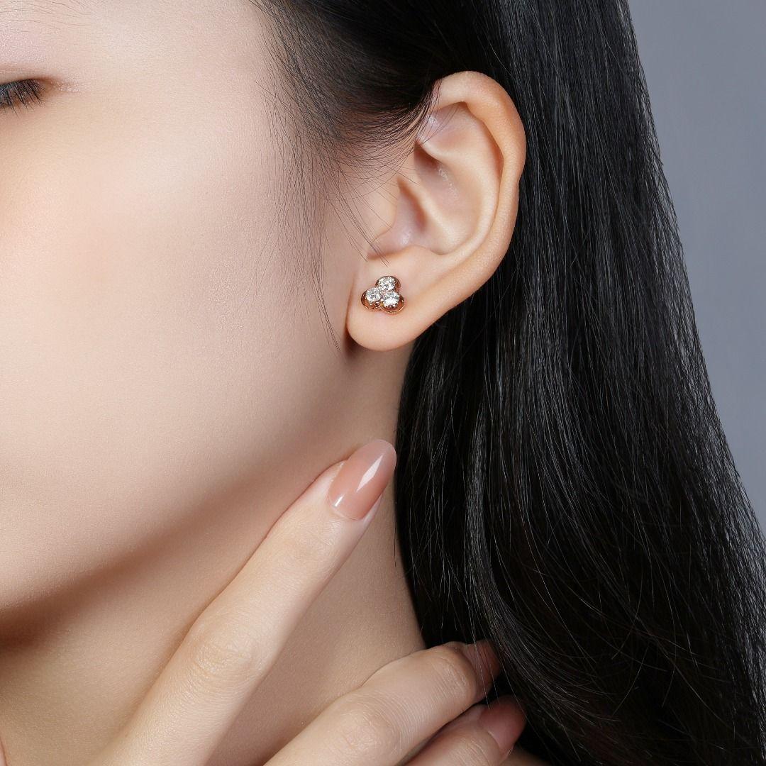 These exquisite 18K yellow gold stud earrings are adorned with 6 round brilliant diamonds, totalling a carat weight of 0.90ct. The diamonds are graded H in colour and SI in clarity, offering a beautiful balance of brilliance and elegance. Weighing