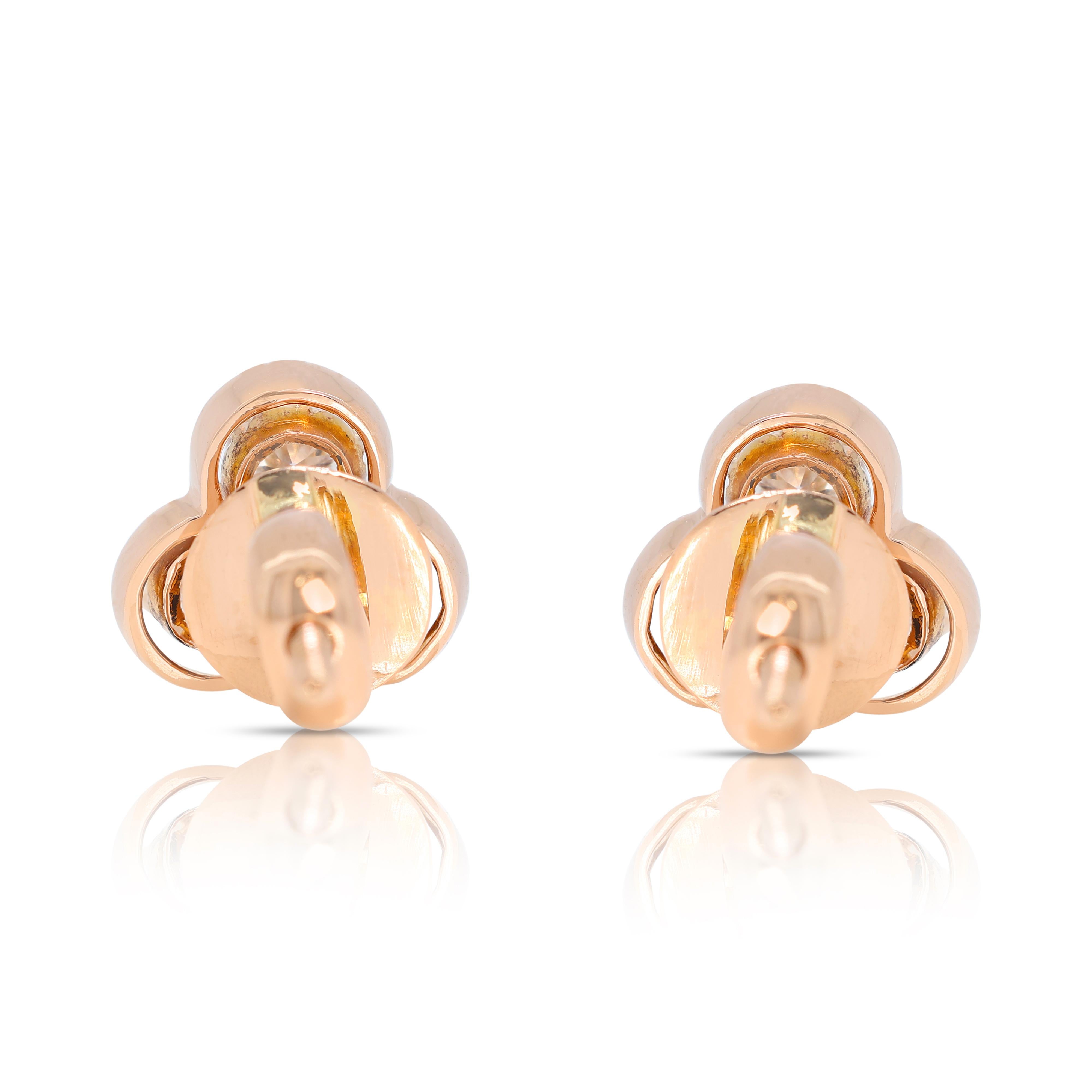 Stylish 0.90 carat Natural Diamond Stud Earrings in 18K Yellow Gold im Angebot 1