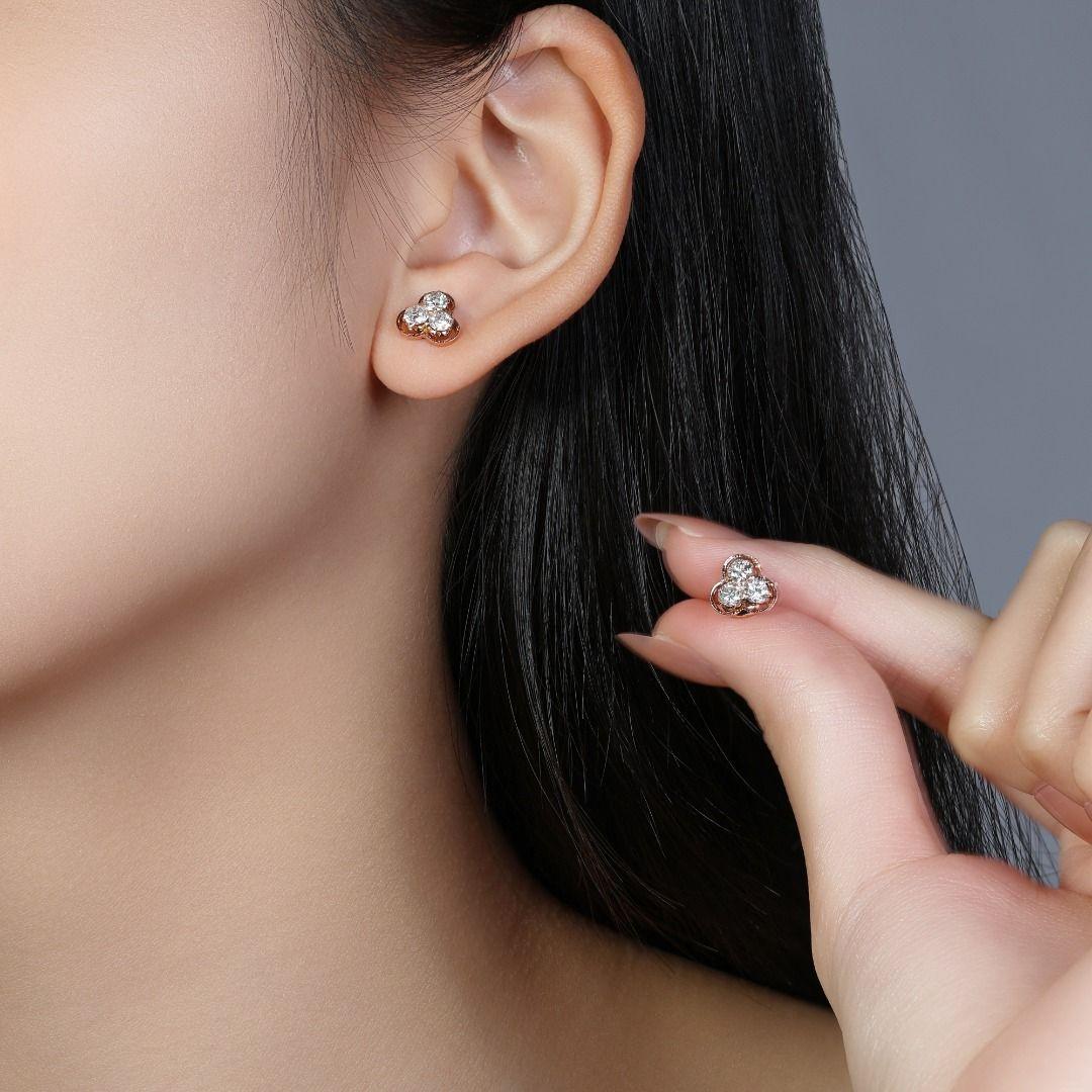 Stylish 0.90 carat Natural Diamond Stud Earrings in 18K Yellow Gold im Angebot 3