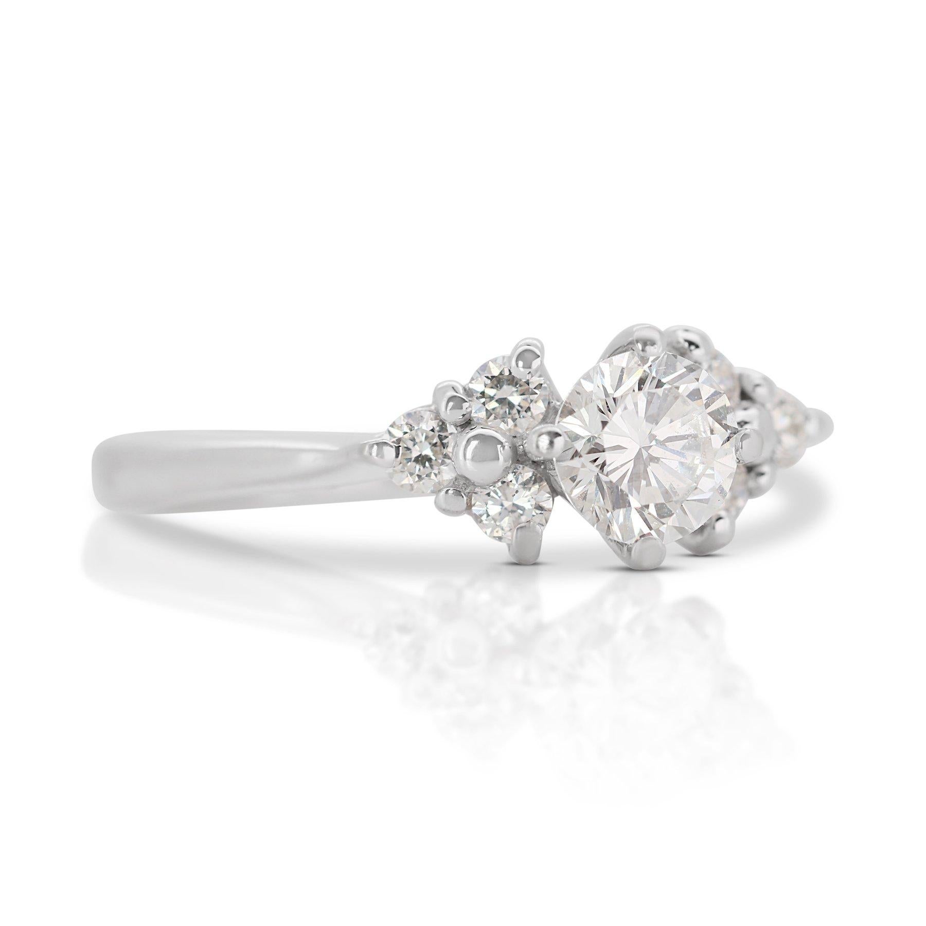 Elegante anello a grappolo di diamanti a taglio ideale triplo eccellente da 0,90 ct - Certificato GIA

Eleva il tuo stile con questo squisito anello, caratterizzato da un diamante rotondo da 0,71 carati, rinomato per il suo triplo taglio ideale