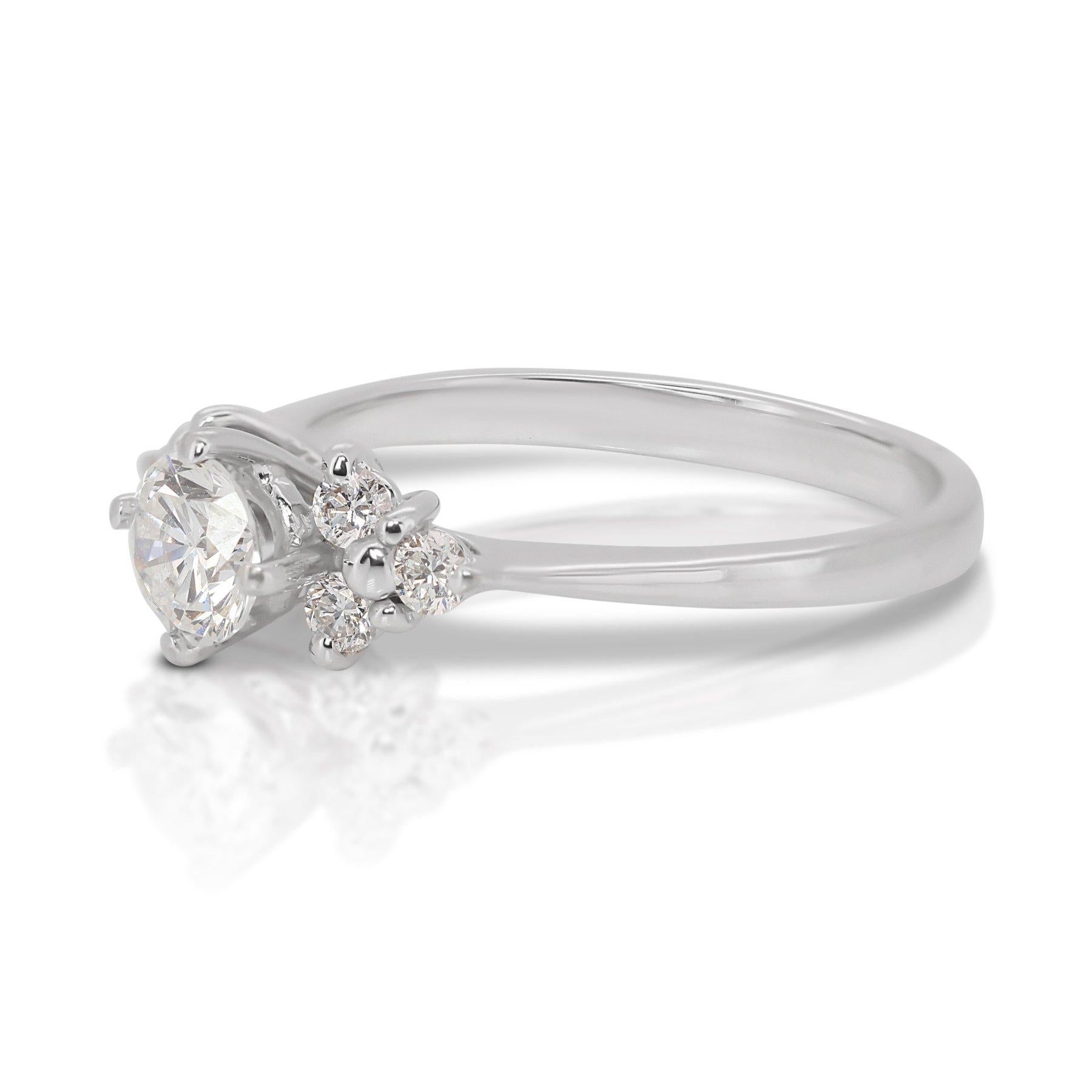 Taglio rotondo Elegante anello a grappolo di diamanti a taglio ideale triplo eccellente da 0,90 ct - Certificato GIA in vendita