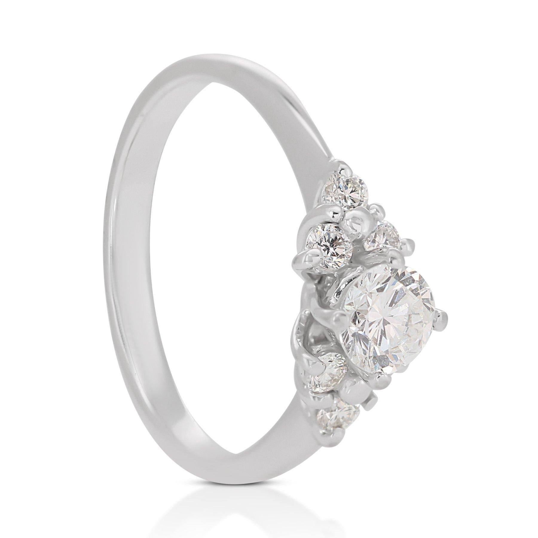Elegante anello a grappolo di diamanti a taglio ideale triplo eccellente da 0,90 ct - Certificato GIA In condizioni Nuovo in vendita a רמת גן, IL