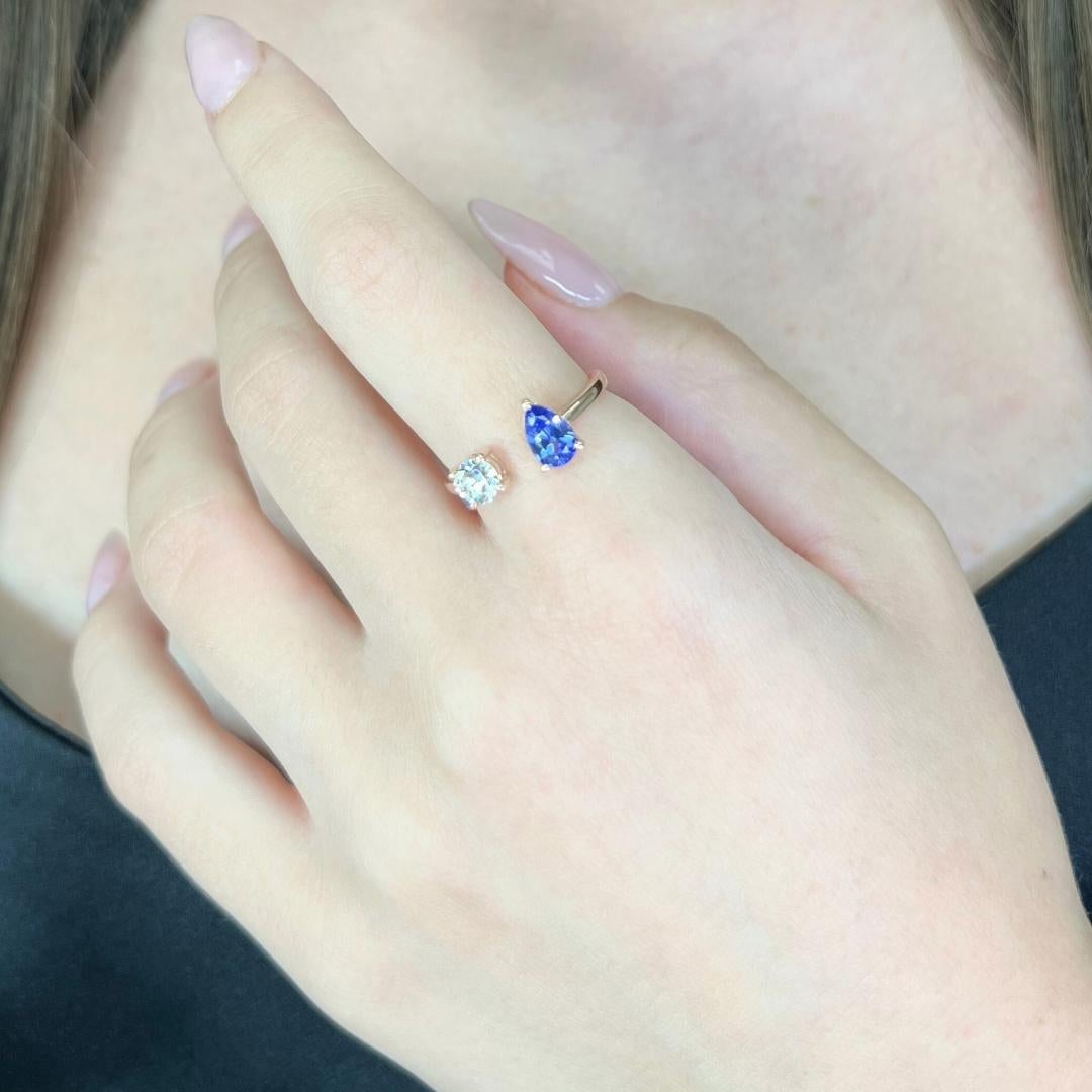 Bague 2 pierres en or rose 18k avec tanzanite et diamant de 1,00ct - certifié IGI

Cette gracieuse bague à deux pierres en or rose 18 carats met en valeur une tanzanite en forme de poire de 0,60 carat, qui rayonne d'une captivante teinte