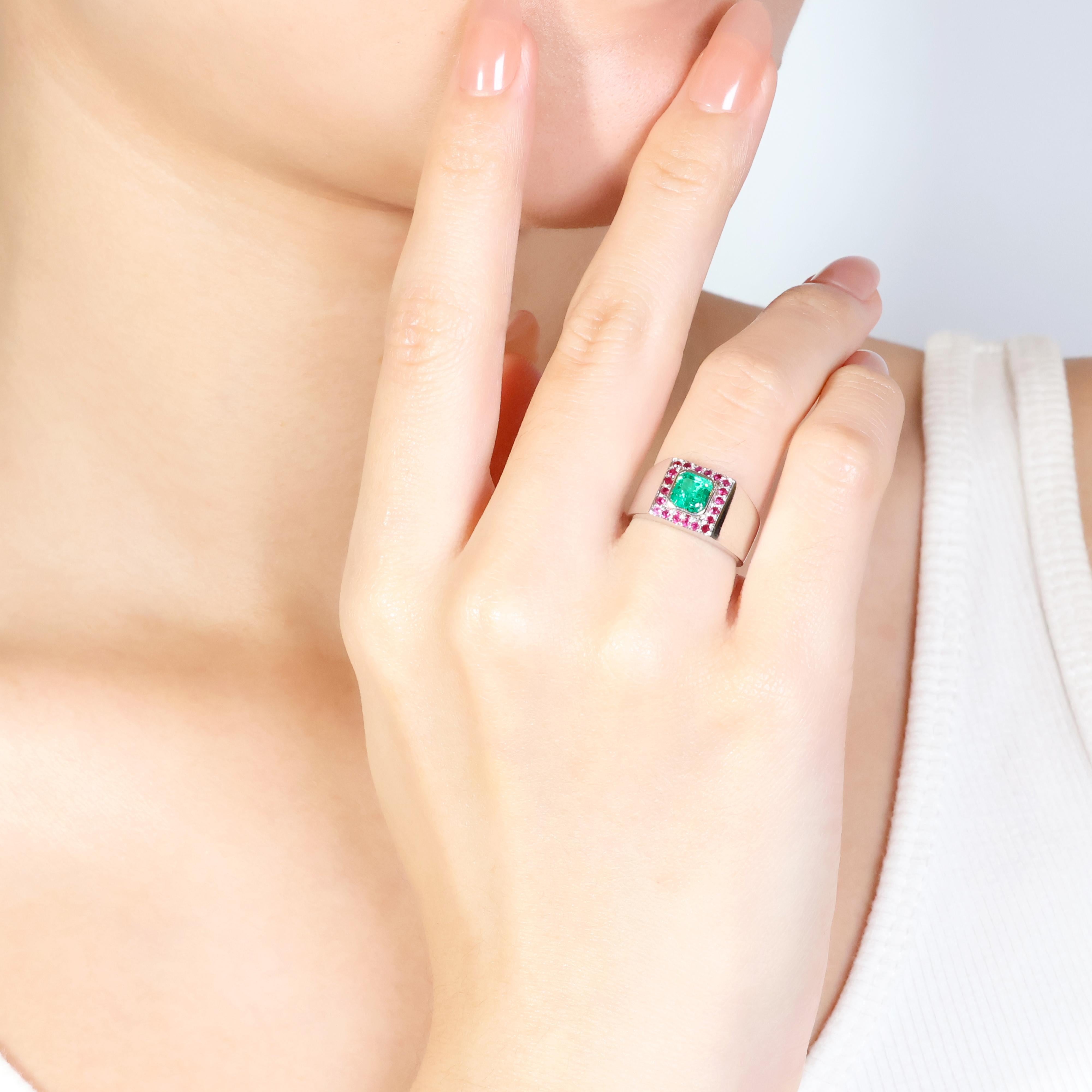 This stunning ring showcases a captivating centerpiece a single, round emerald boasting a vibrant green color and weighing an impressive 0.85 carats. The emerald's brilliance is further accentuated by a halo and shank adorned with 20 round brilliant