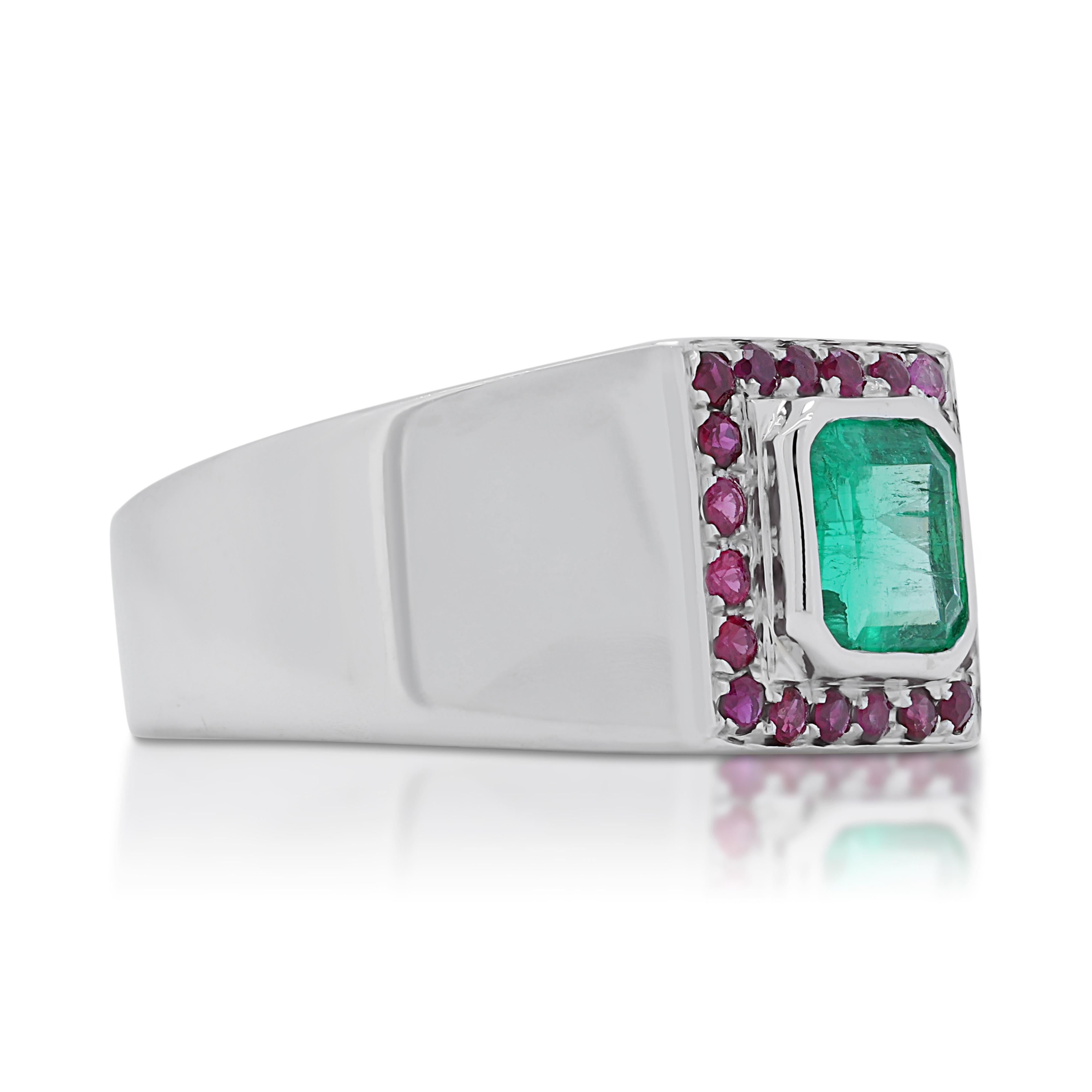 Stylish 1.05ct Emerald Dome Ring in 18K White Gold with Rubies In Excellent Condition For Sale In רמת גן, IL