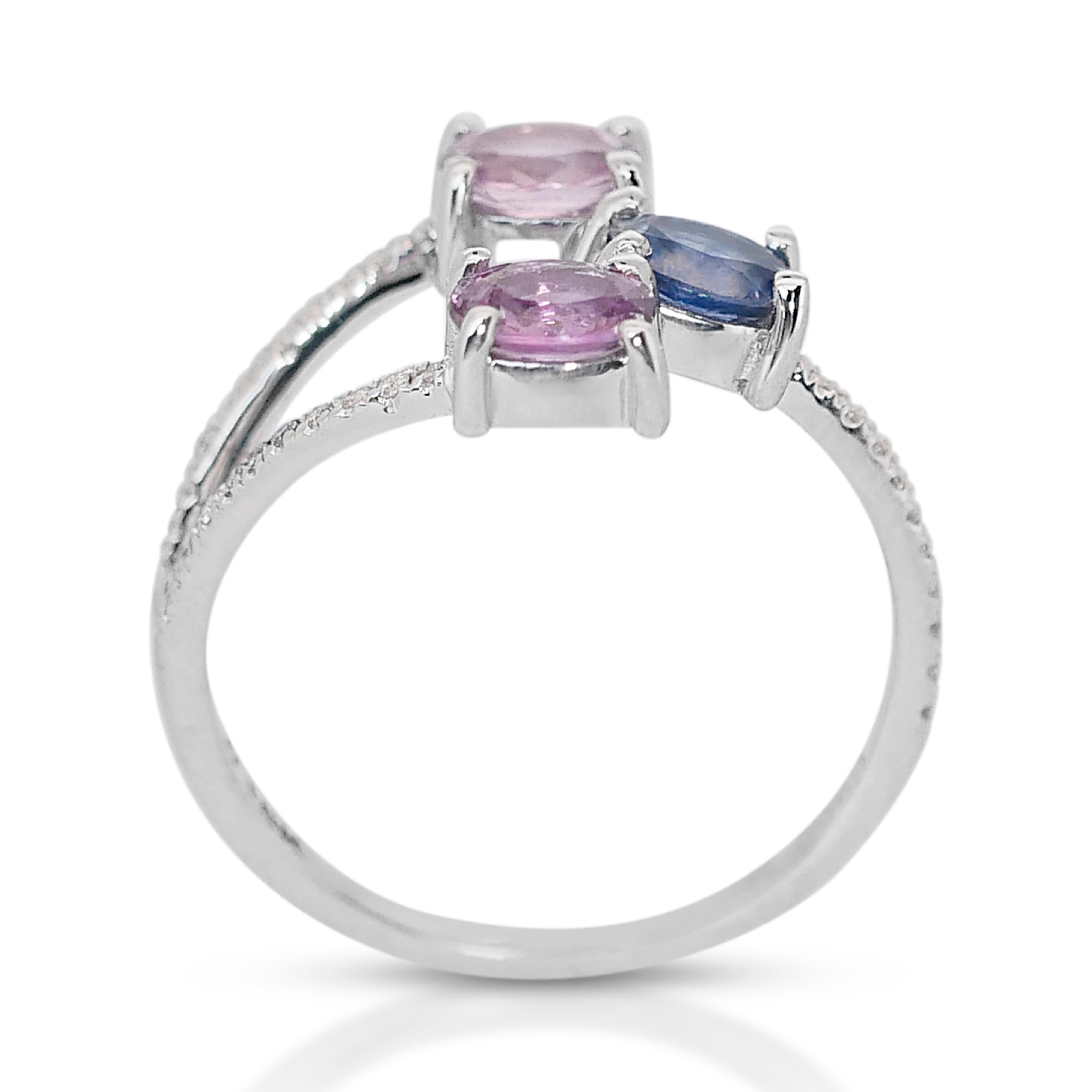 Stylish 1.17ct Sapphires and Diamonds Fancy-Colored Ring in 18k White Gold - IGI In New Condition For Sale In רמת גן, IL