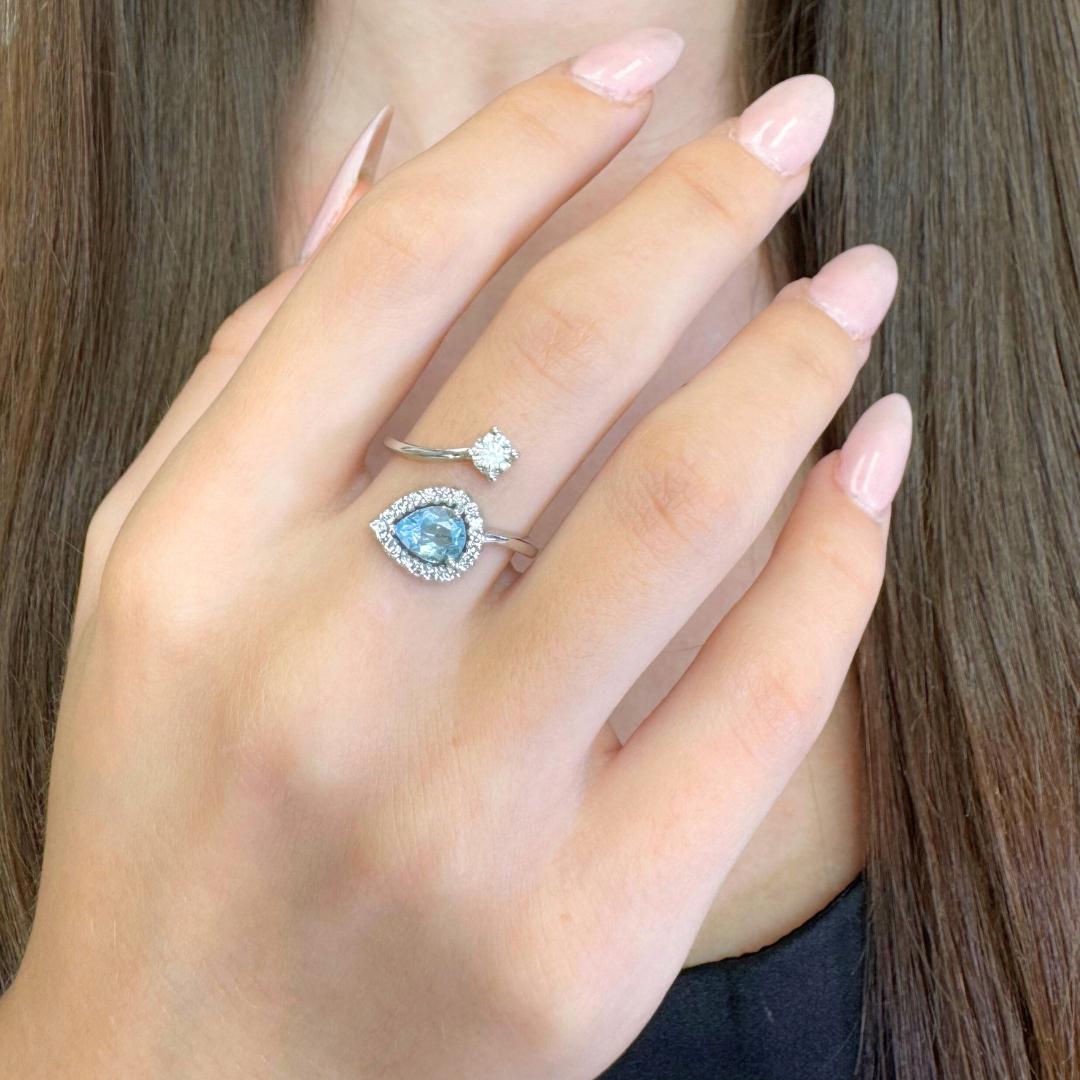 Bague élégante en or blanc 14k avec topaze et diamants de 1,20ct - Certifiée IGI

Cette élégante bague en or blanc 14 carats est ornée d'une topaze sereine de 0,75 carat en forme de poire dans une douce teinte bleu clair, évoquant la tranquillité et