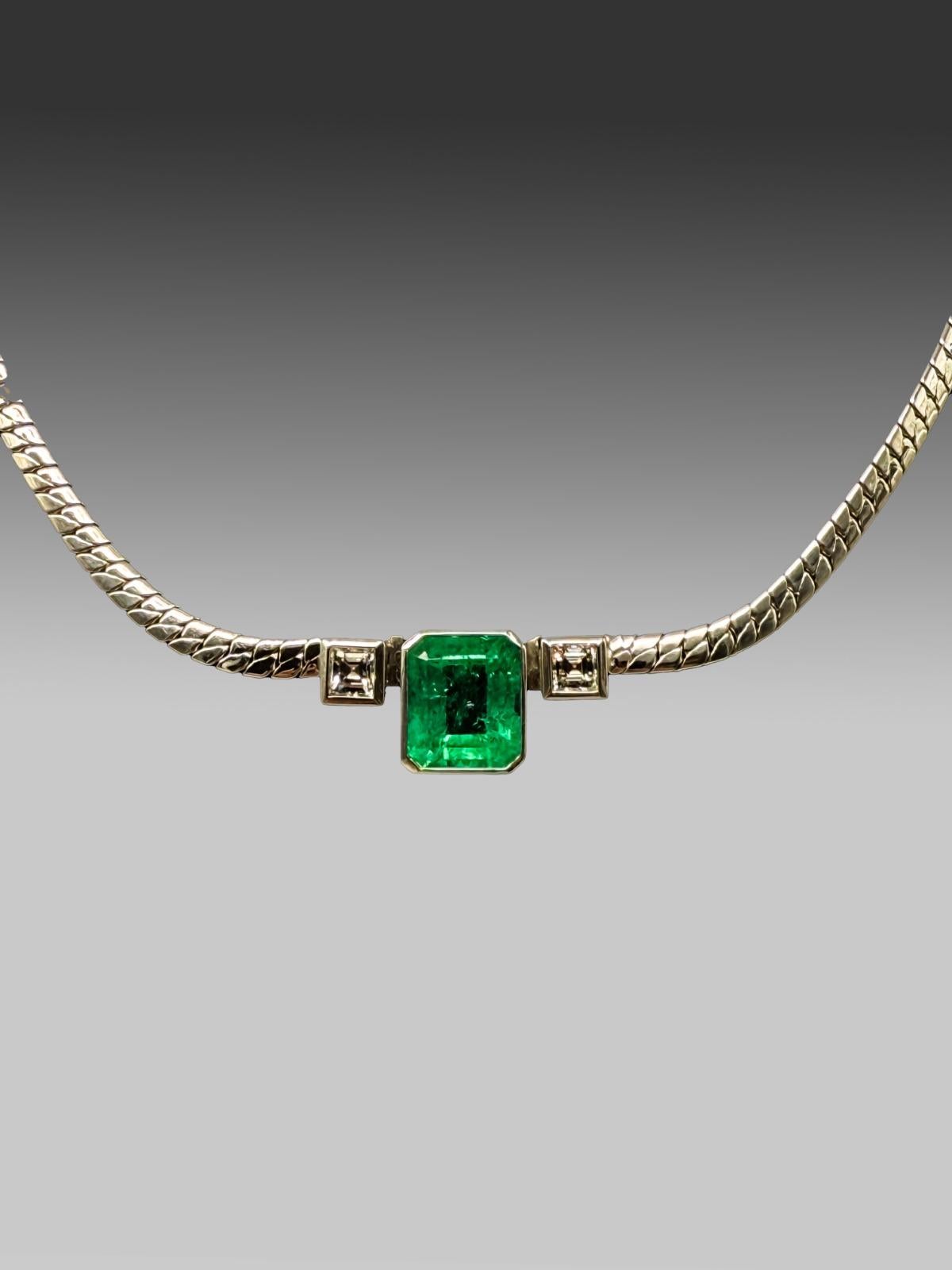 Cet élégant collier à pendentif rond allie beauté classique et sophistication luxueuse - un bijou qui brille aussi bien au quotidien que lors d'occasions spéciales. Fabriquée en or blanc de haute qualité et raffinée avec les pierres précieuses les