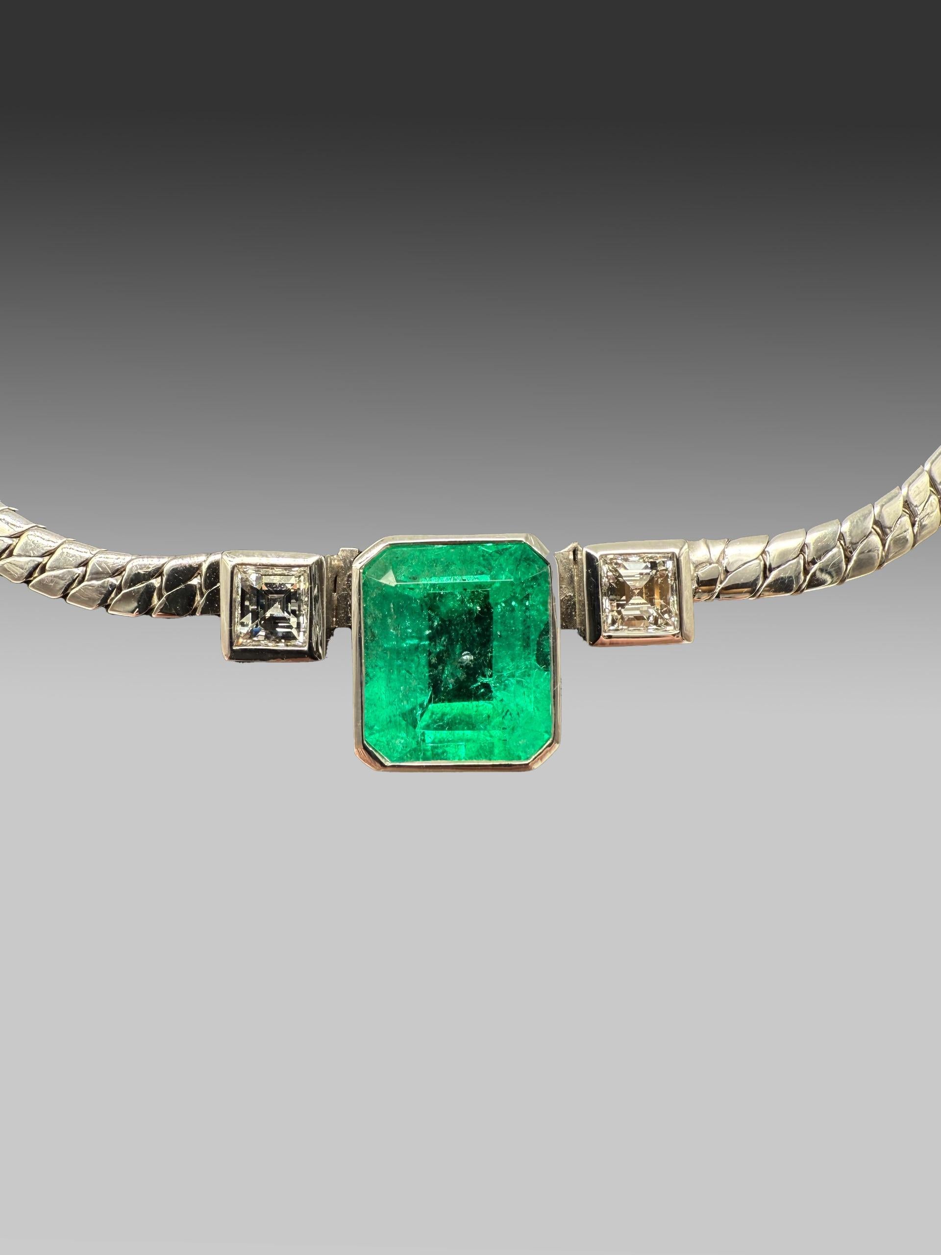 Art déco Collier élégant en or blanc 14 carats avec émeraude de Colombie (non traitée) en vente