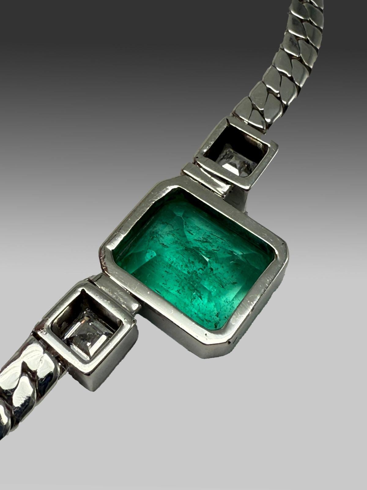 Collier élégant en or blanc 14 carats avec émeraude de Colombie (non traitée) Bon état - En vente à Berlin, DE