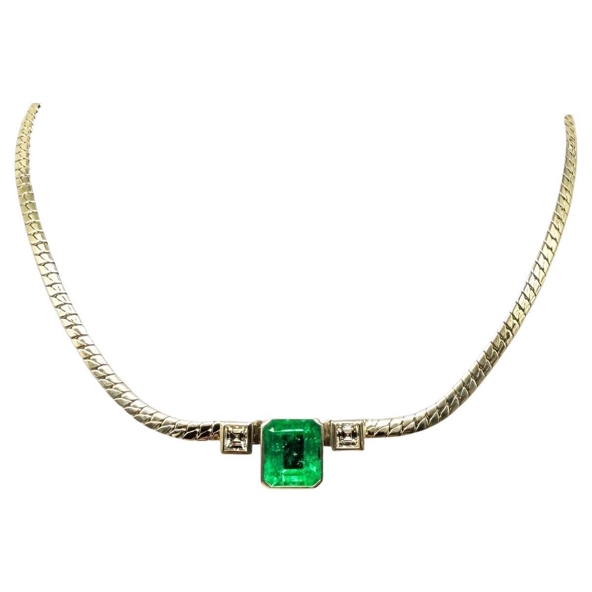 Collier élégant en or blanc 14 carats avec émeraude de Colombie (non traitée) en vente