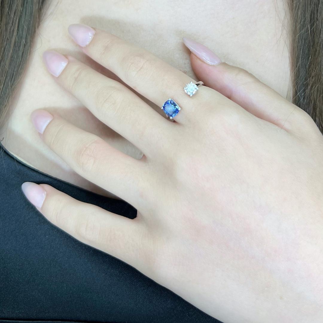 Elegante Anillo de 2 Piedras de Oro Blanco de 18 quilates con Tanzanita y Diamante de 1,46 quilates - Certificado IGI

Este anillo de oro blanco de 18 quilates incluye una tanzanita talla cojín de 1,01 quilates en un vivo tono azul violáceo, que