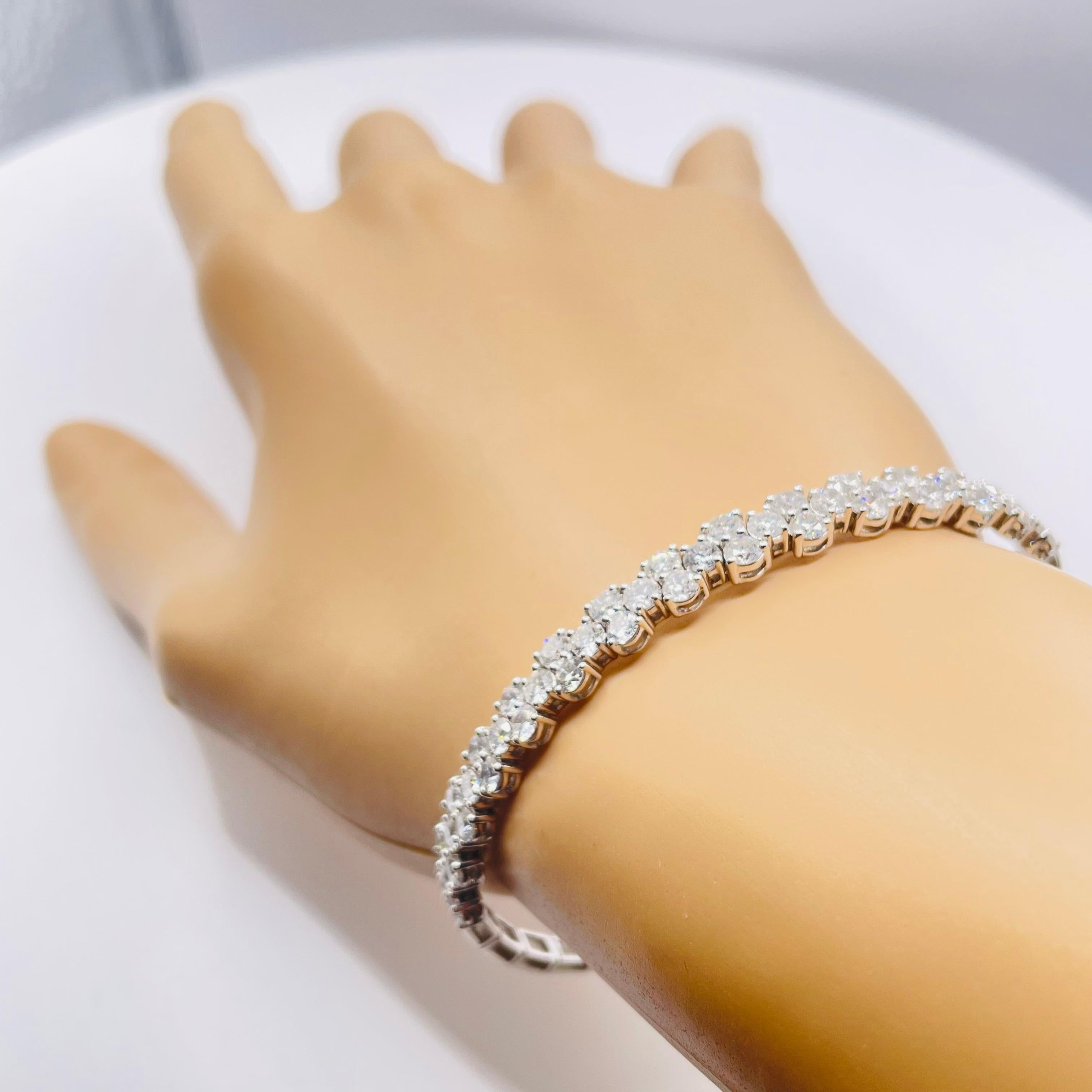Bracelet élégant en or blanc 14k avec diamants en grappe Neuf - En vente à New York, NY