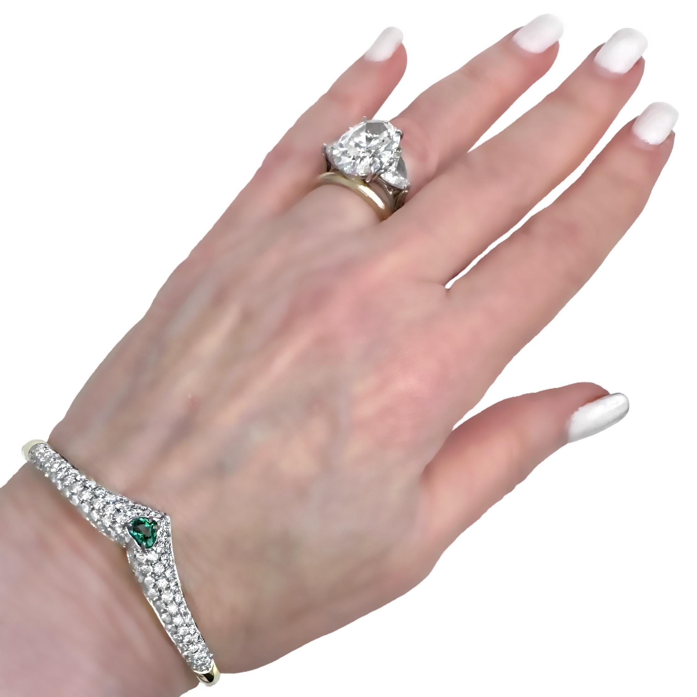  Stylish 18k Gold Bangle Bracelet with Heart Shaped Emerald and Diamonds For Sale 4