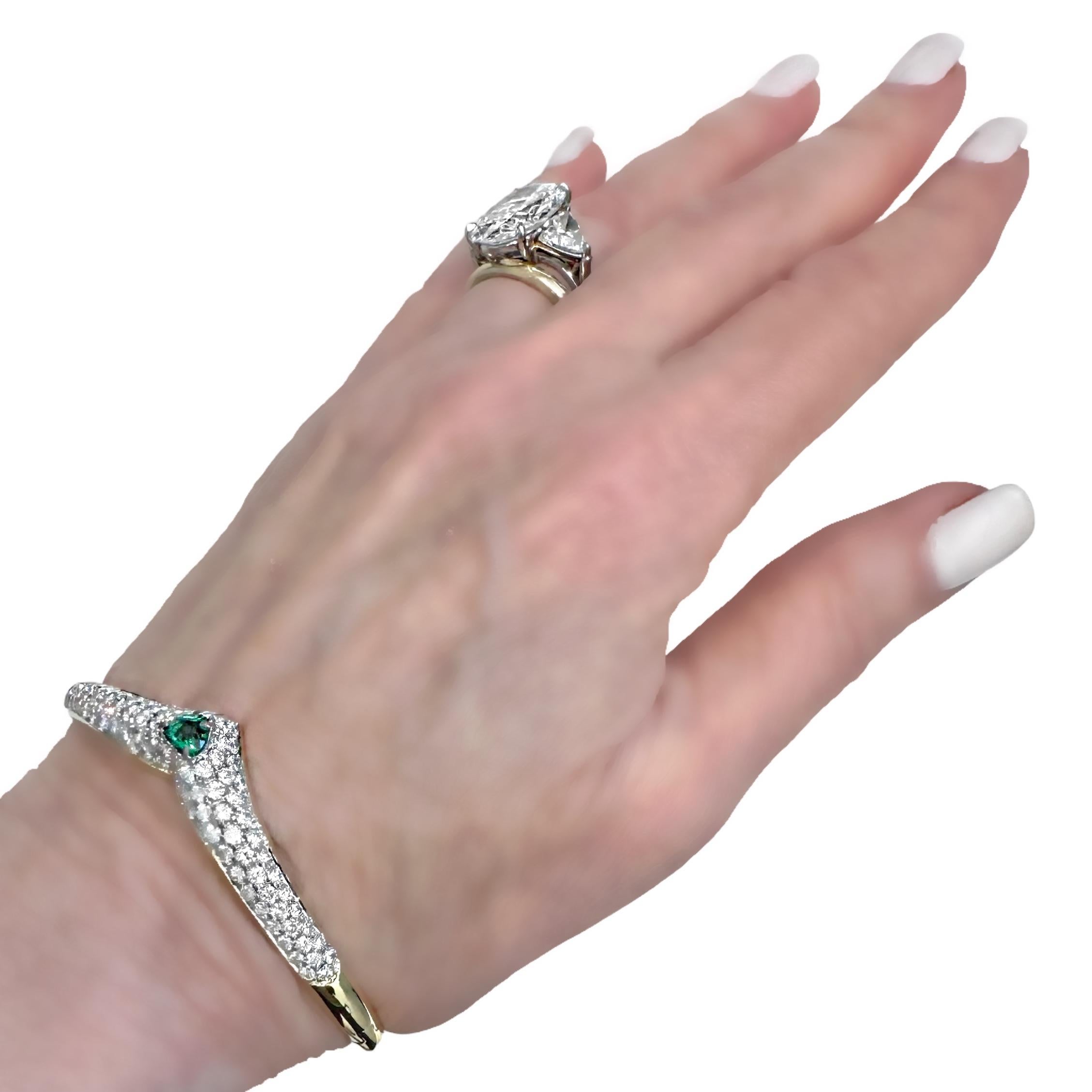 Stylish 18k Gold Bangle Bracelet with Heart Shaped Emerald and Diamonds For Sale 5