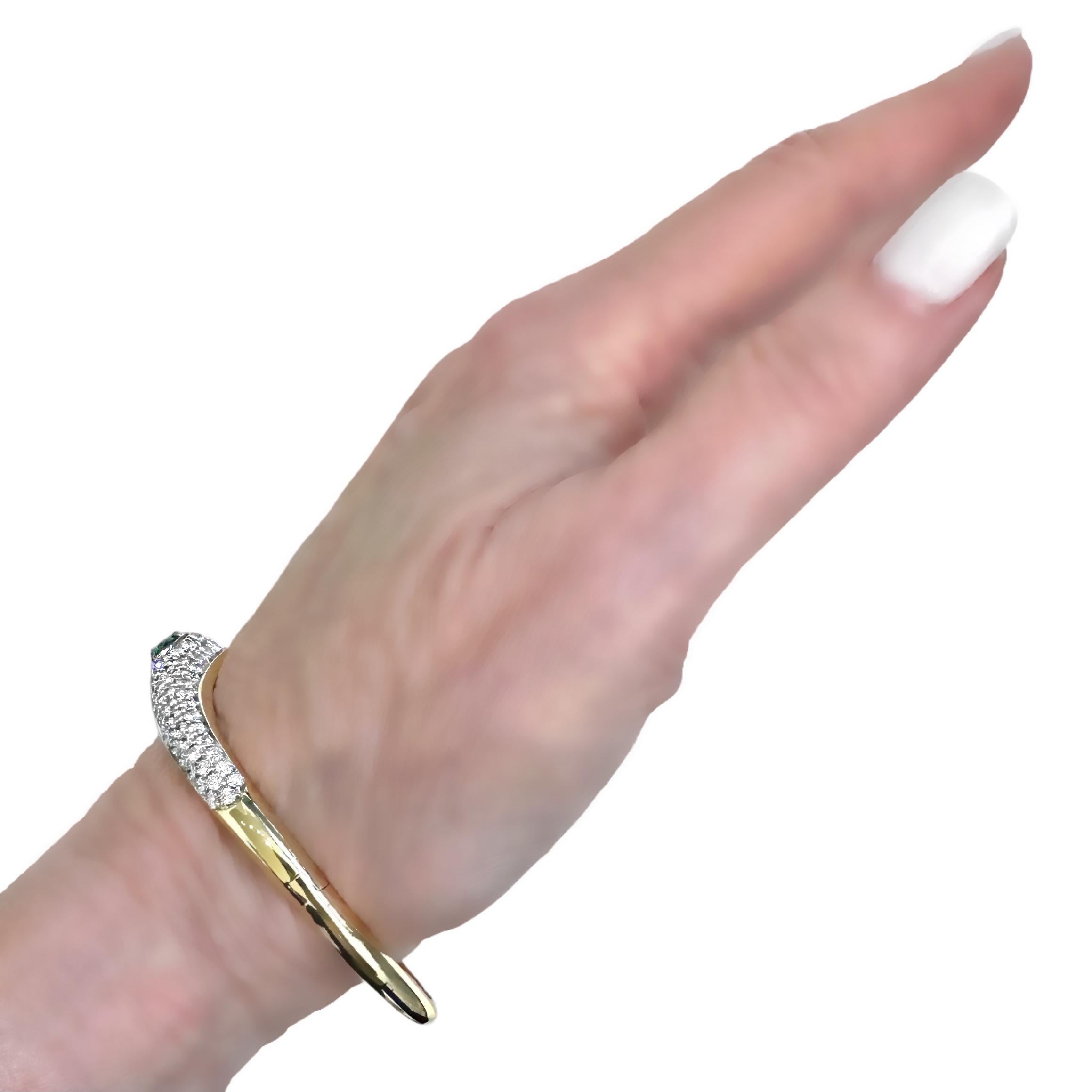  Stylish 18k Gold Bangle Bracelet with Heart Shaped Emerald and Diamonds For Sale 6