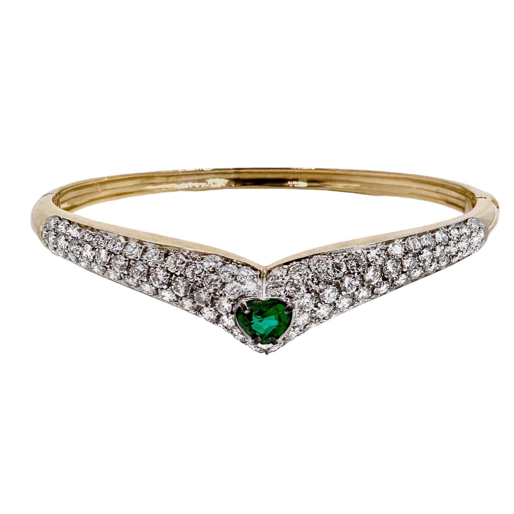 Modern  Stylish 18k Gold Bangle Bracelet with Heart Shaped Emerald and Diamonds For Sale