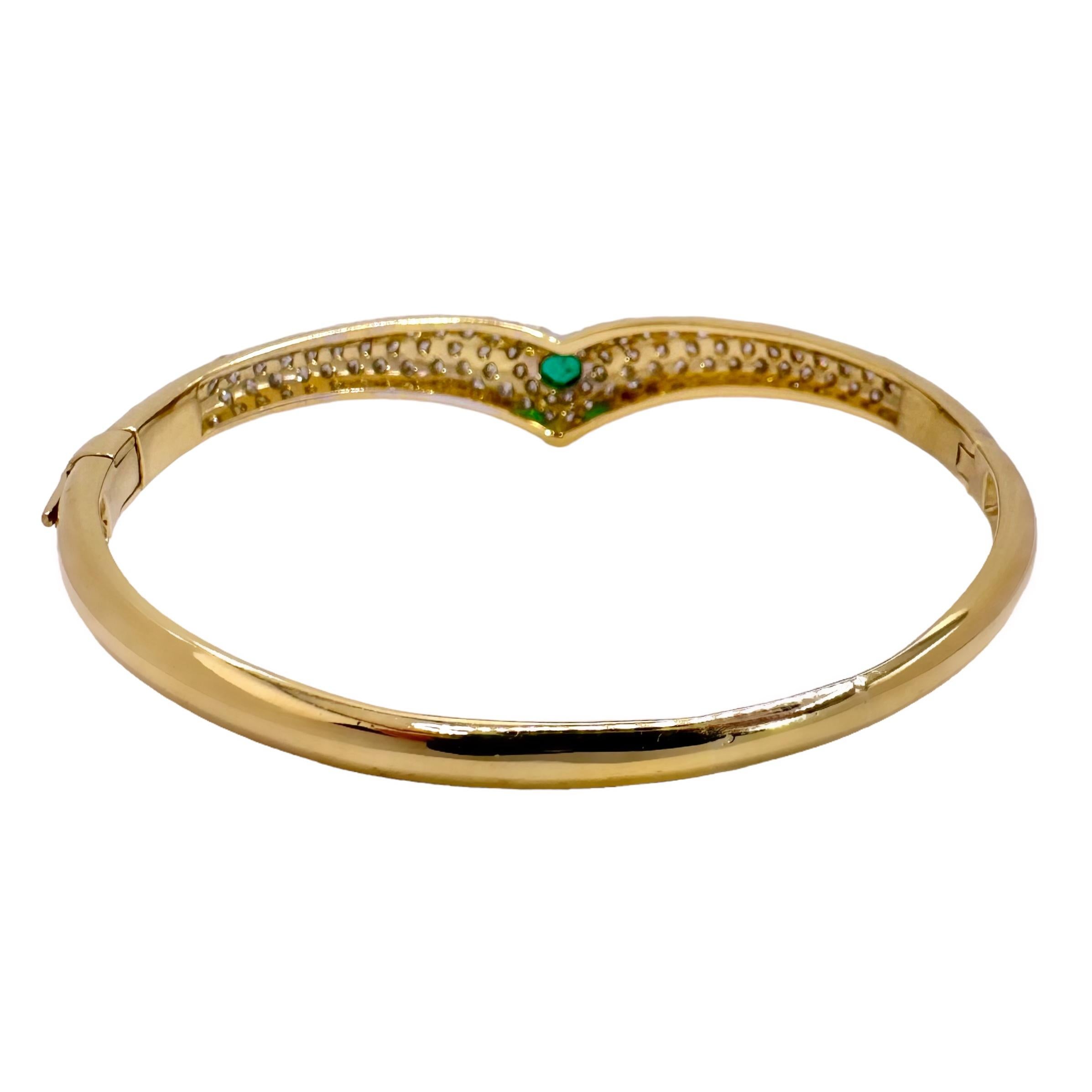  Stylish 18k Gold Bangle Bracelet with Heart Shaped Emerald and Diamonds In Good Condition For Sale In Palm Beach, FL
