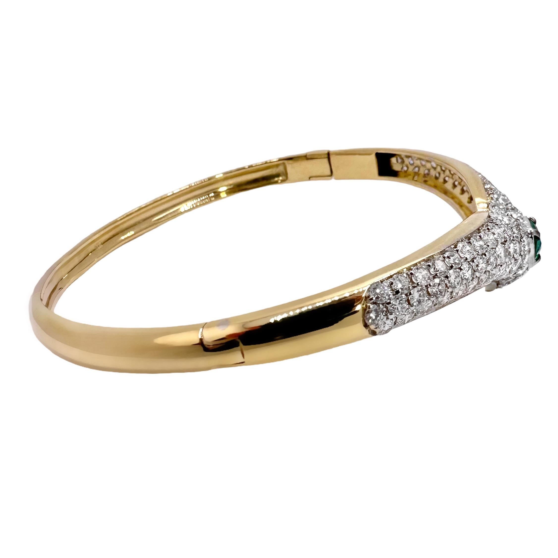 Women's  Stylish 18k Gold Bangle Bracelet with Heart Shaped Emerald and Diamonds For Sale
