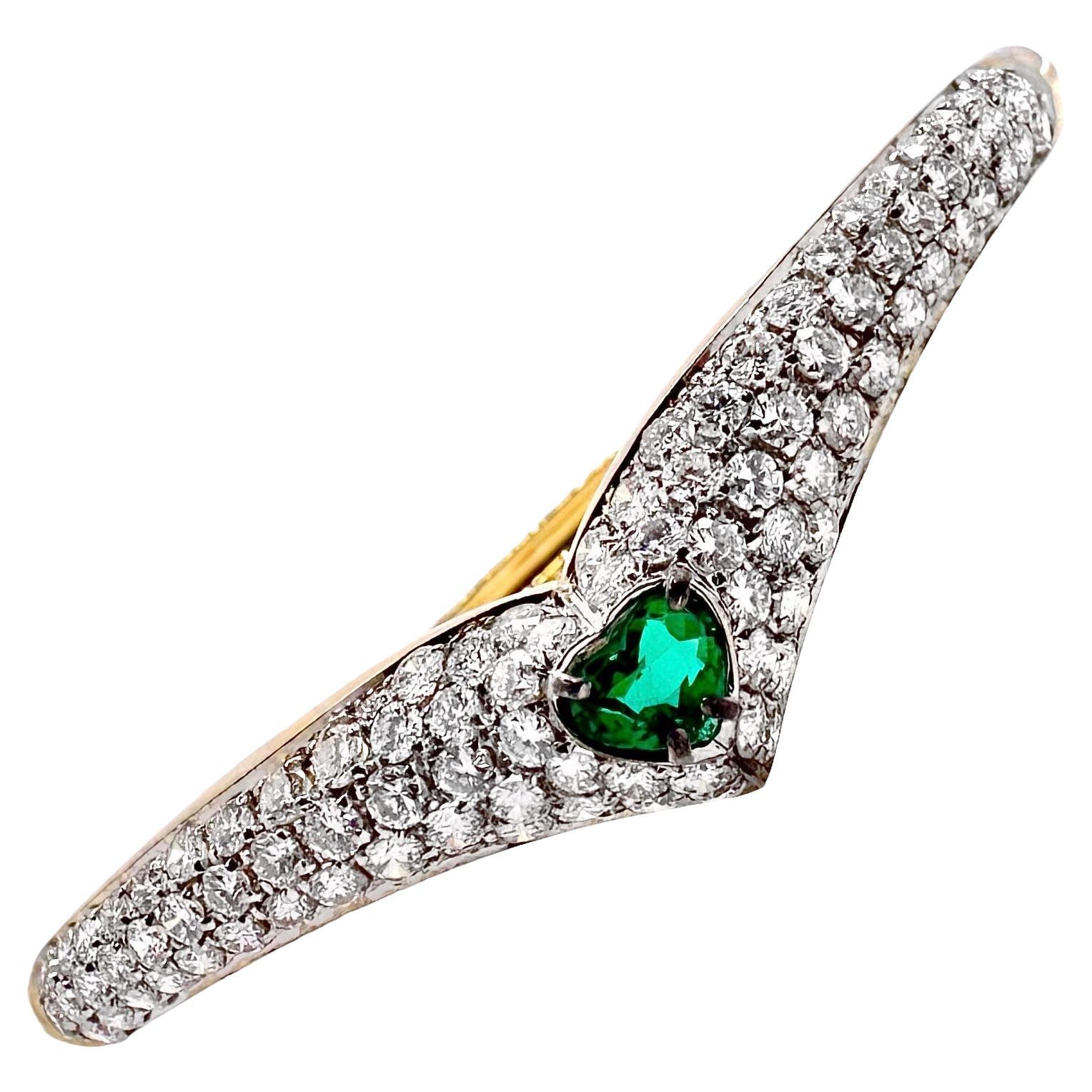  Stylish 18k Gold Bangle Bracelet with Heart Shaped Emerald and Diamonds For Sale