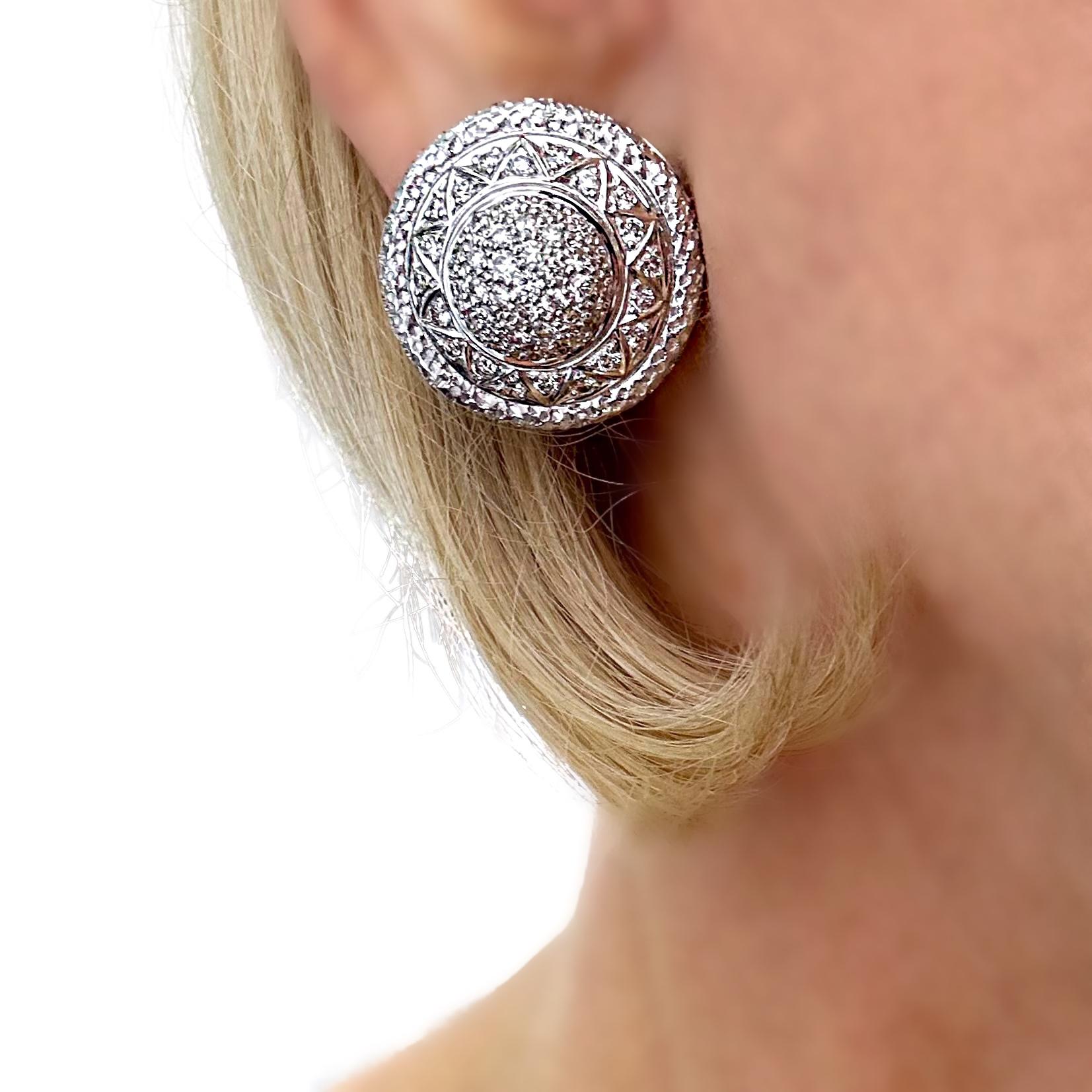 Boucles d'oreilles dôme en or blanc 18 carats et diamants d'un diamètre de 7/8 pouces en vente 4