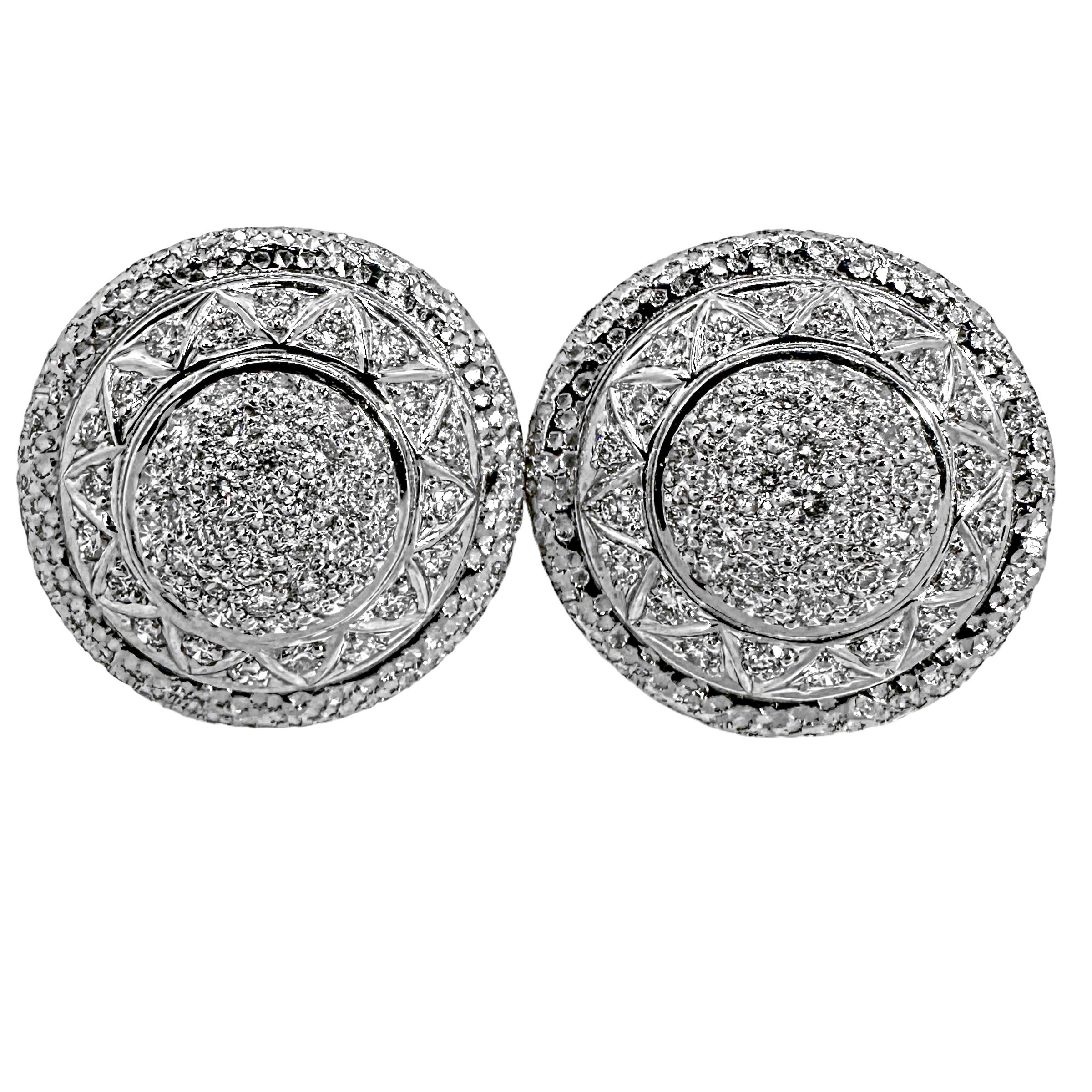 Ces boucles d'oreilles dôme en or blanc 18 carats finement travaillées présentent des centres incrustés de diamants entourés de diamants sertis dans un motif triangulaire alterné et des bords en or martelé. Cette paire serait un ajout charmant à la