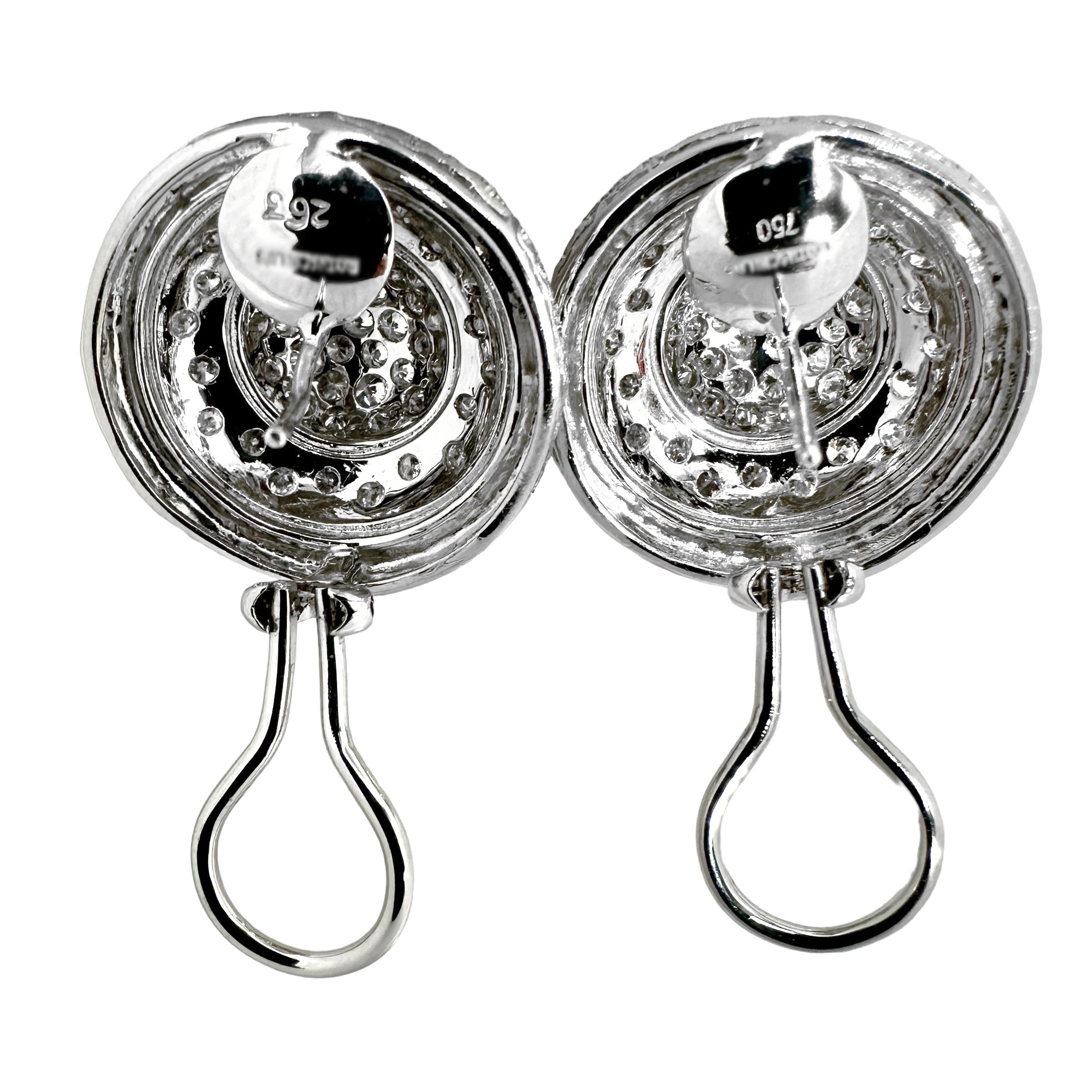 Taille brillant Boucles d'oreilles dôme en or blanc 18 carats et diamants d'un diamètre de 7/8 pouces en vente